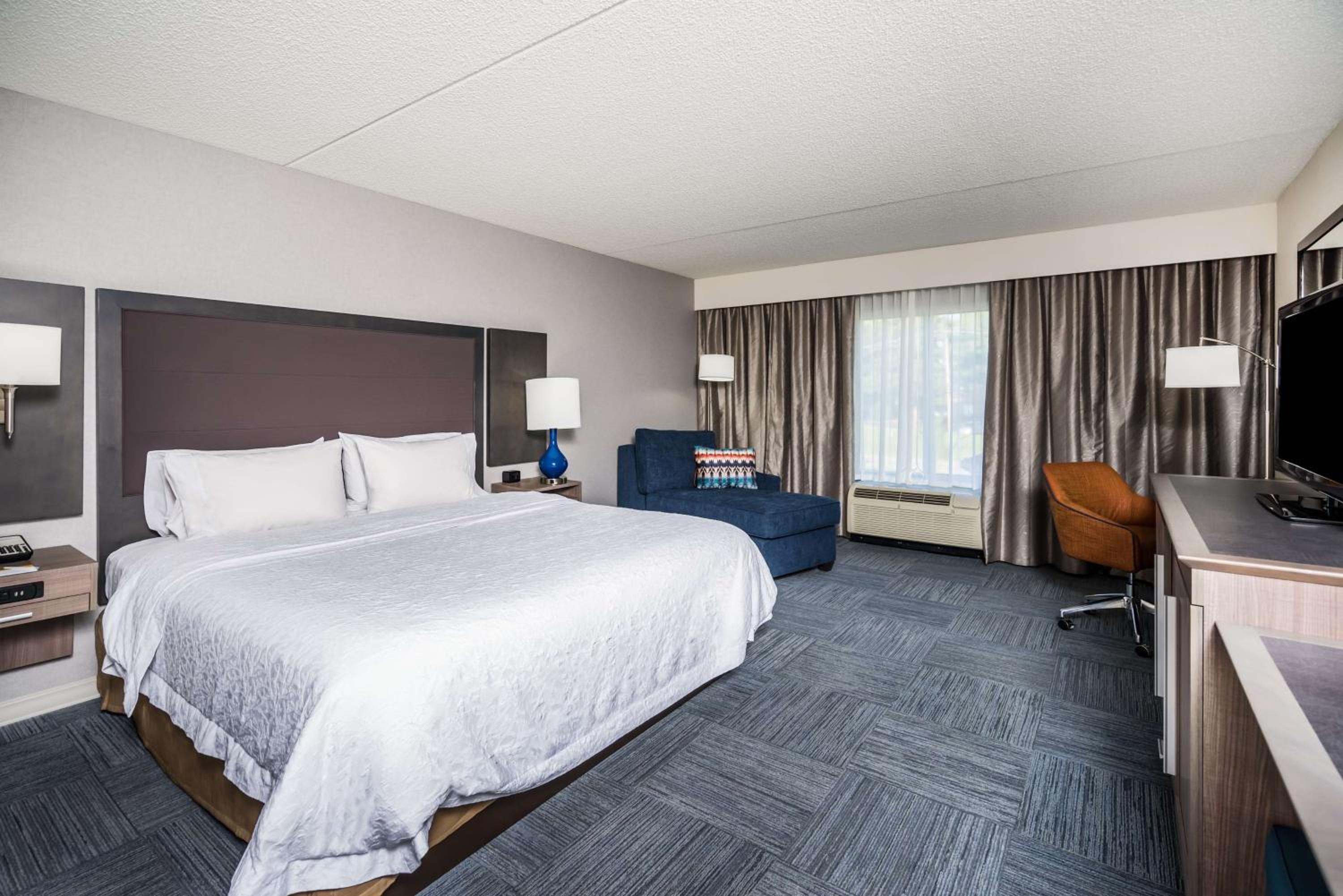 King Room - Disability Access/Non-Smoking With Sofa Bed photo 2