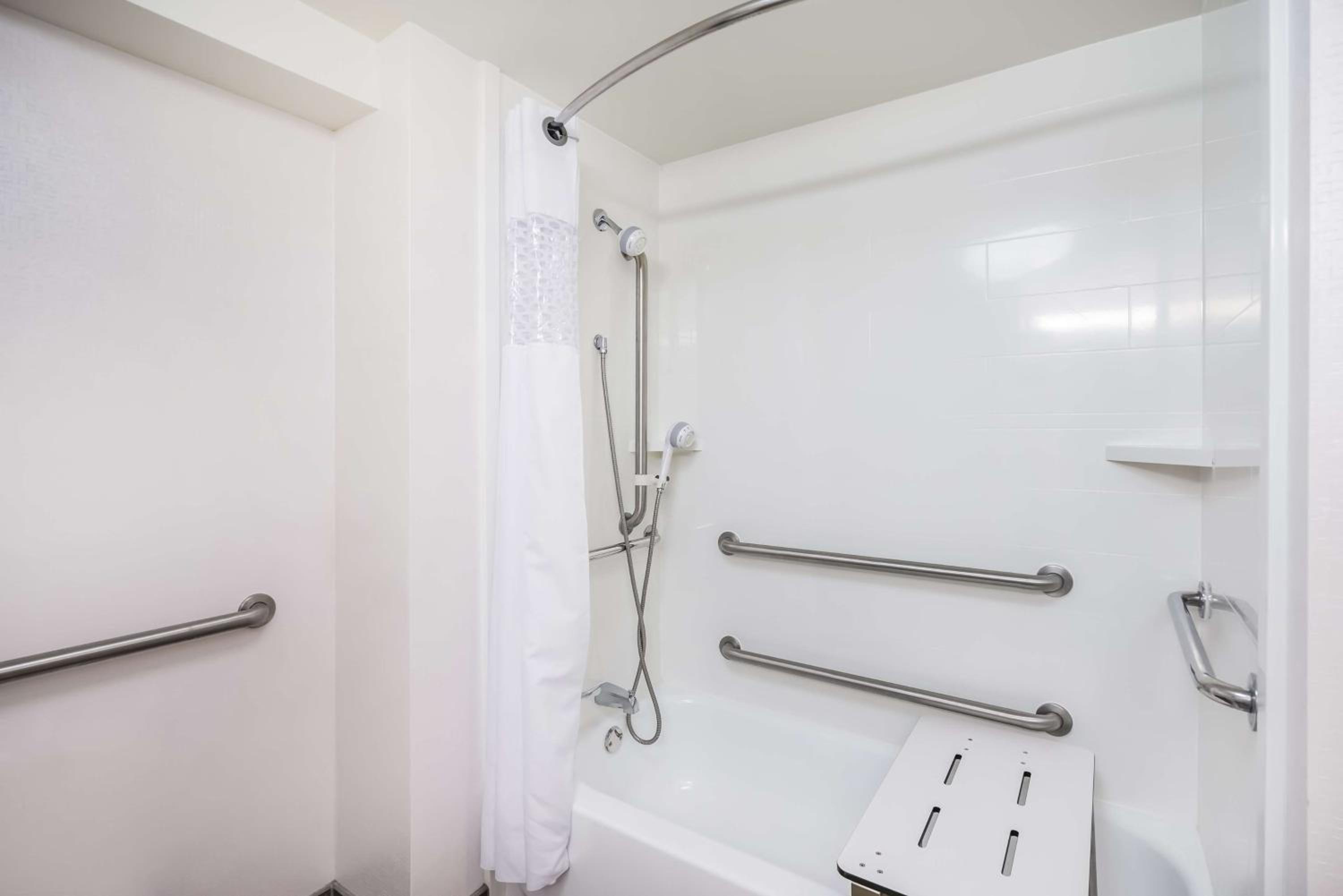 Queen Room with Two Queen Beds - Mobility Access/Non-Smoking - Photo 2