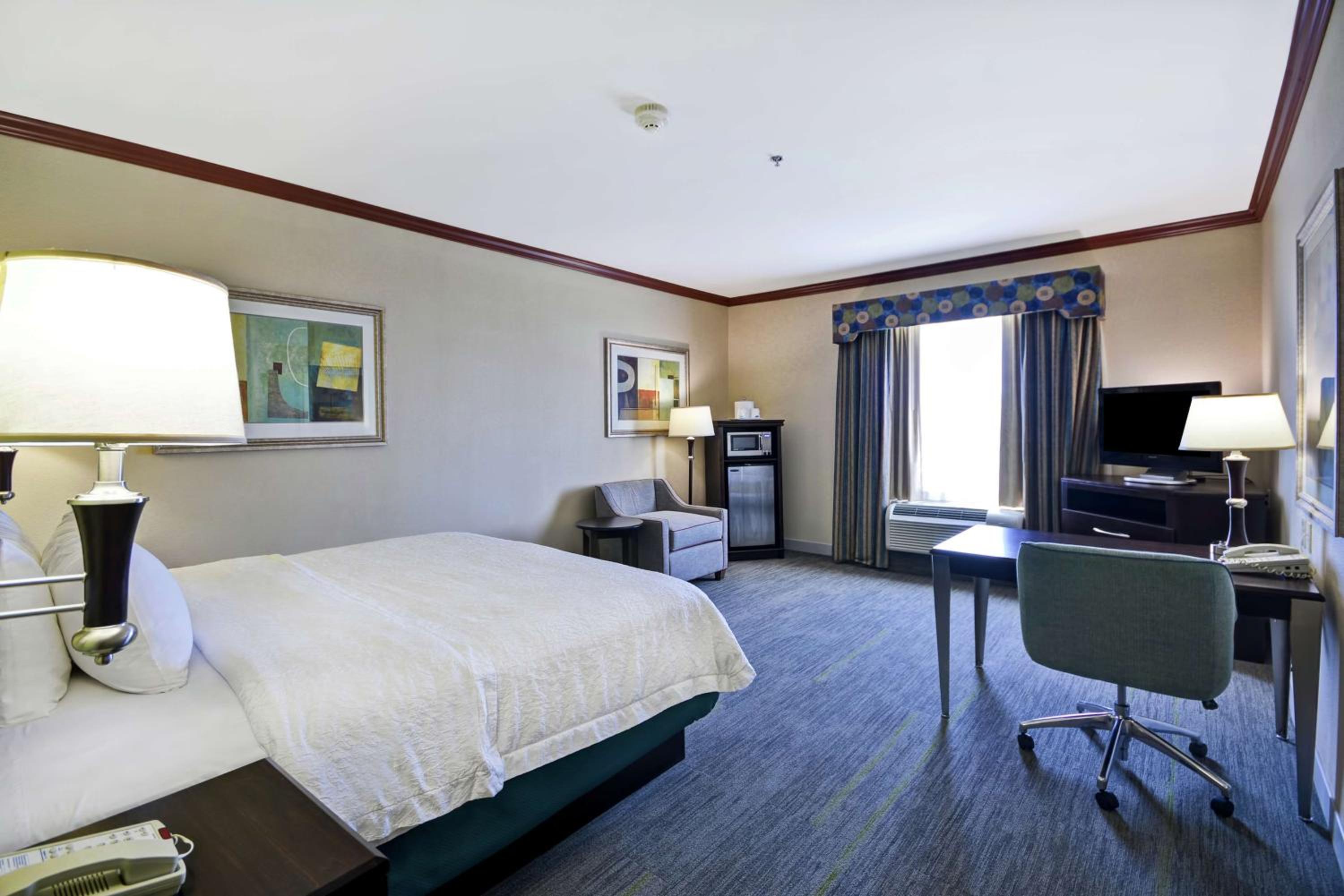King Room with King Bed - Non-Smoking - Photo 2