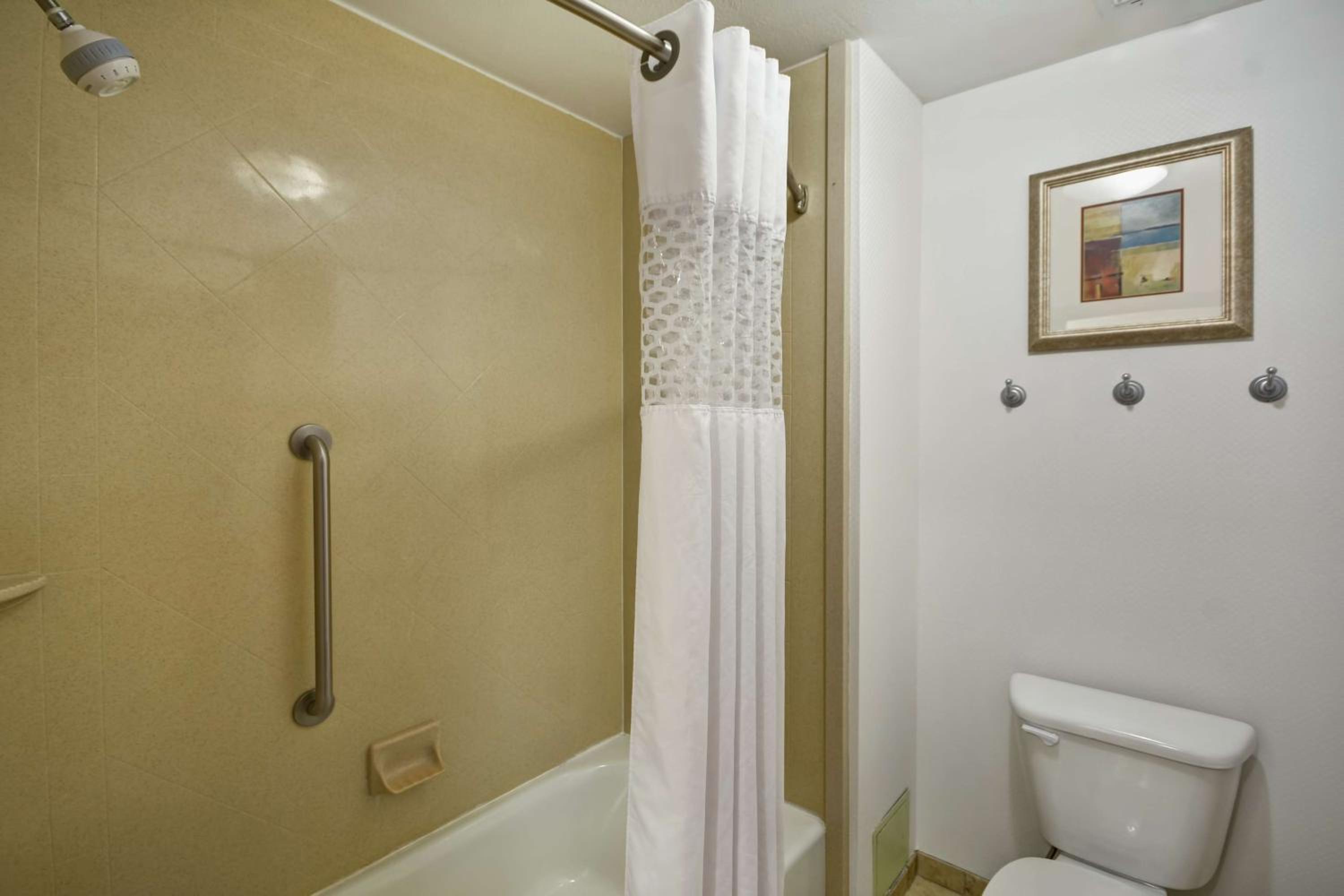 Queen Room with Two Queen Beds - Mobility Access/Non-Smoking - Photo 4