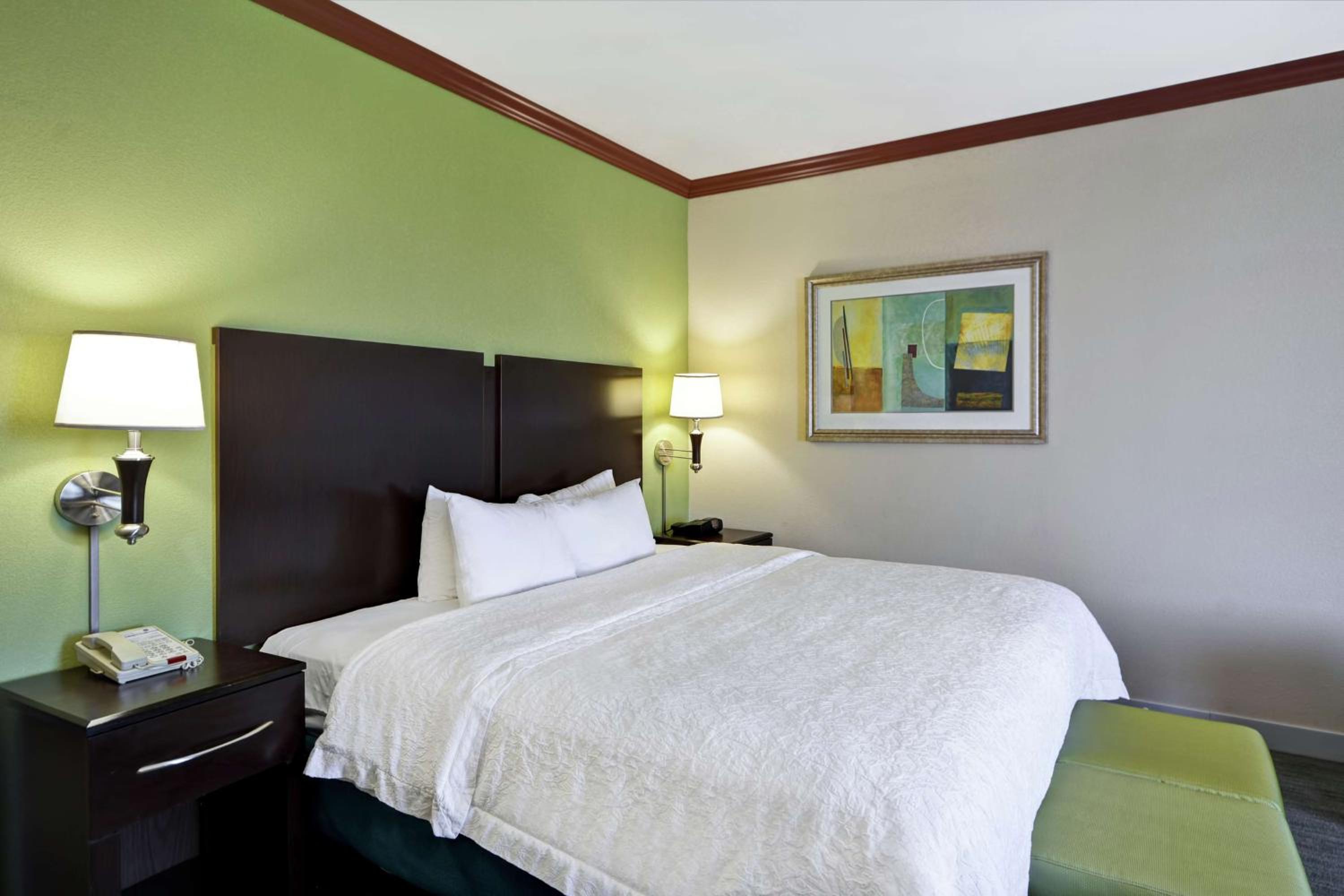 King Room with King Bed - Non-Smoking - Photo 3
