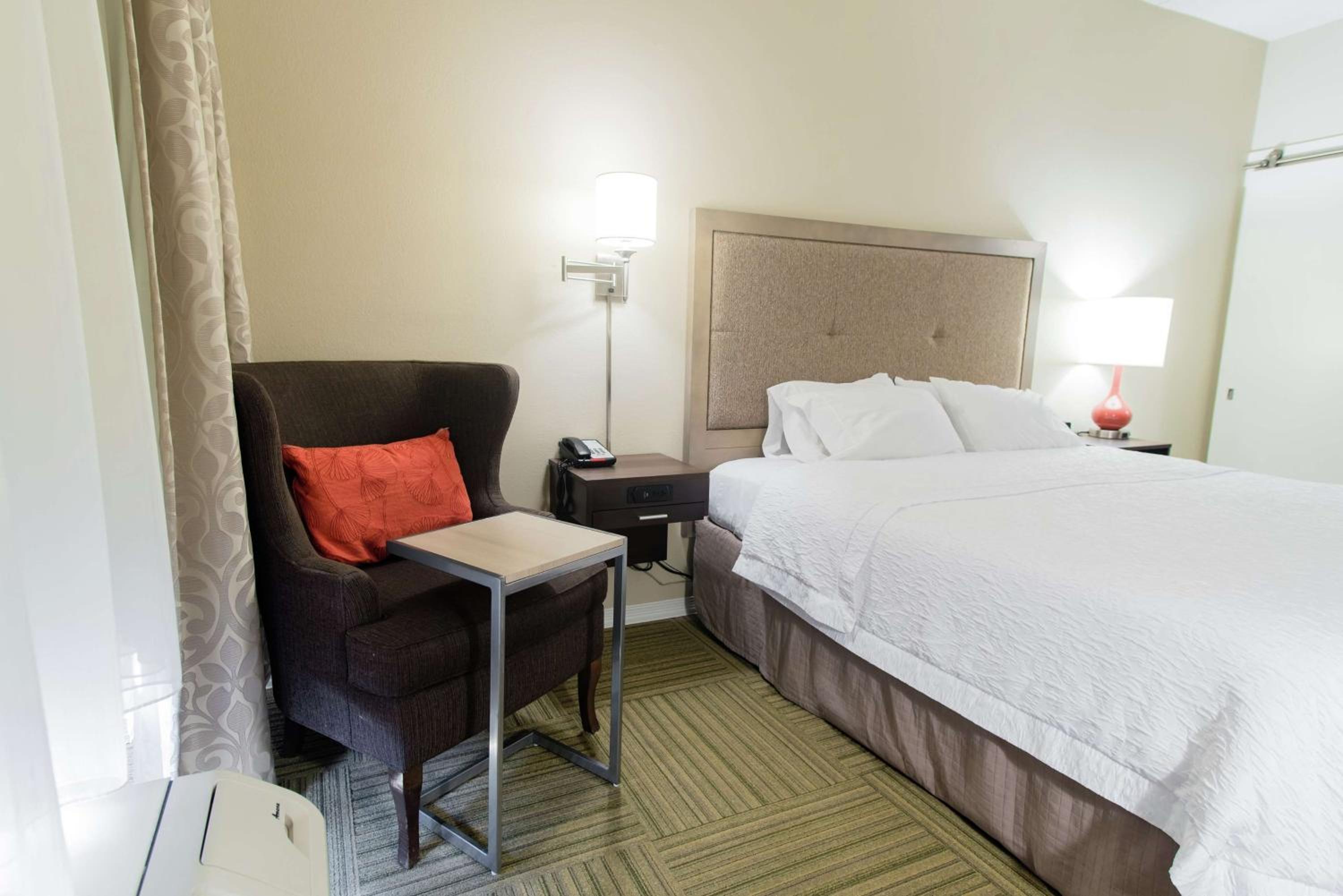 King Room with King Bed - Non-Smoking - Photo 1