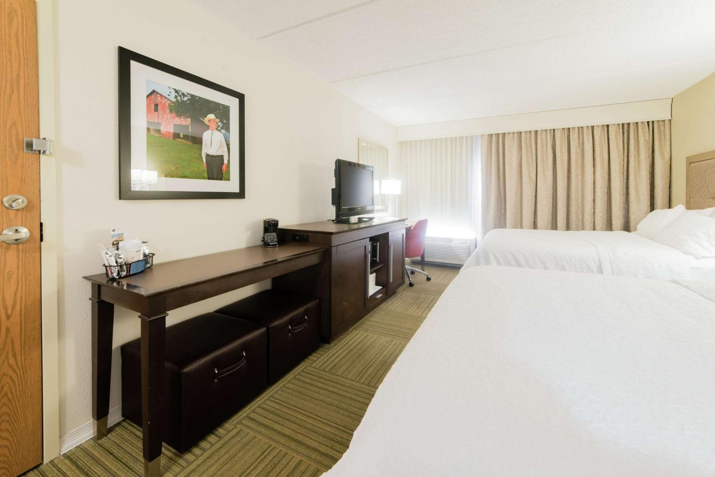 Queen Room with Two Queen Beds (4 Adults) - Photo 1