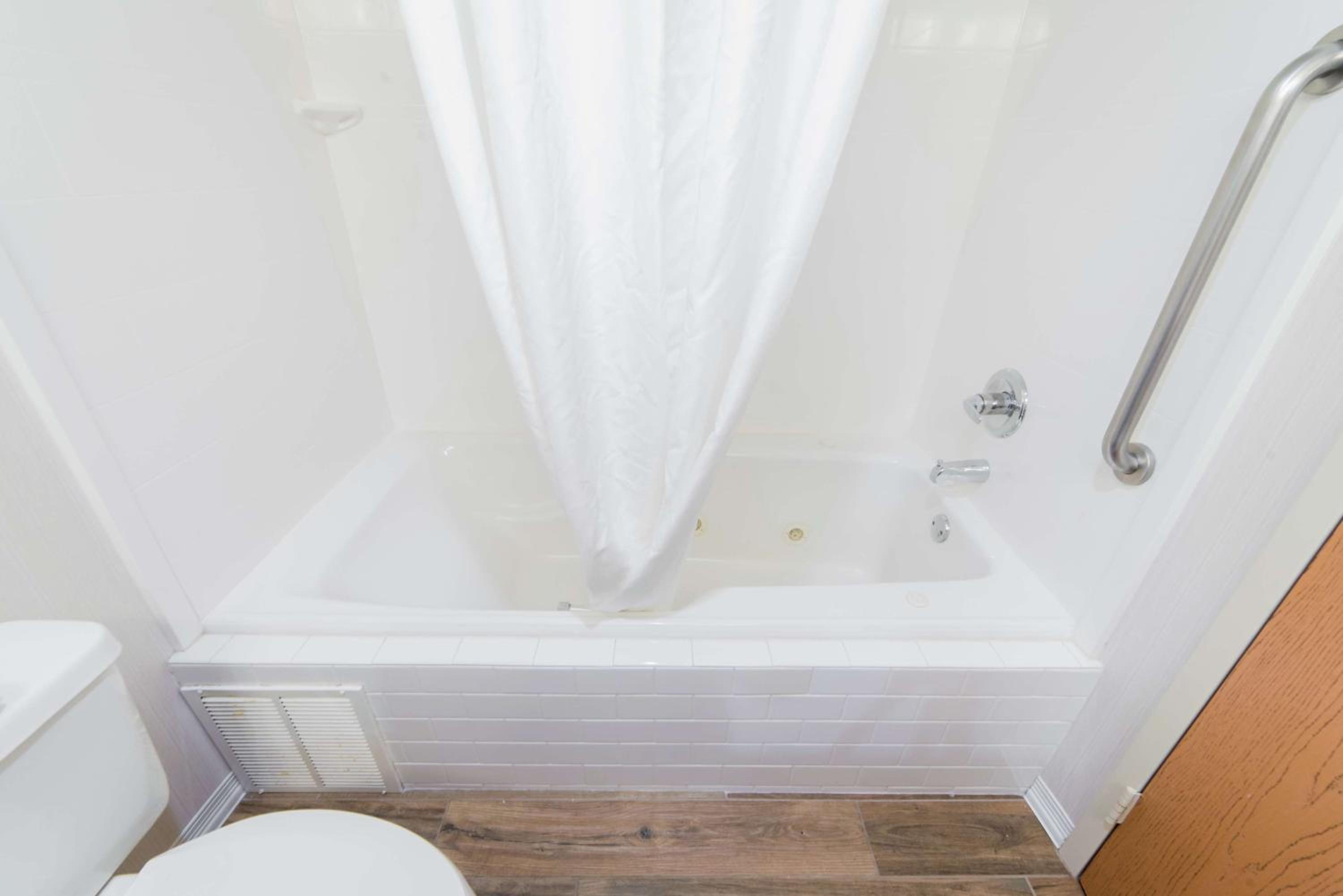 Deluxe King Room with Spa Bath - Non-Smoking - Photo 5