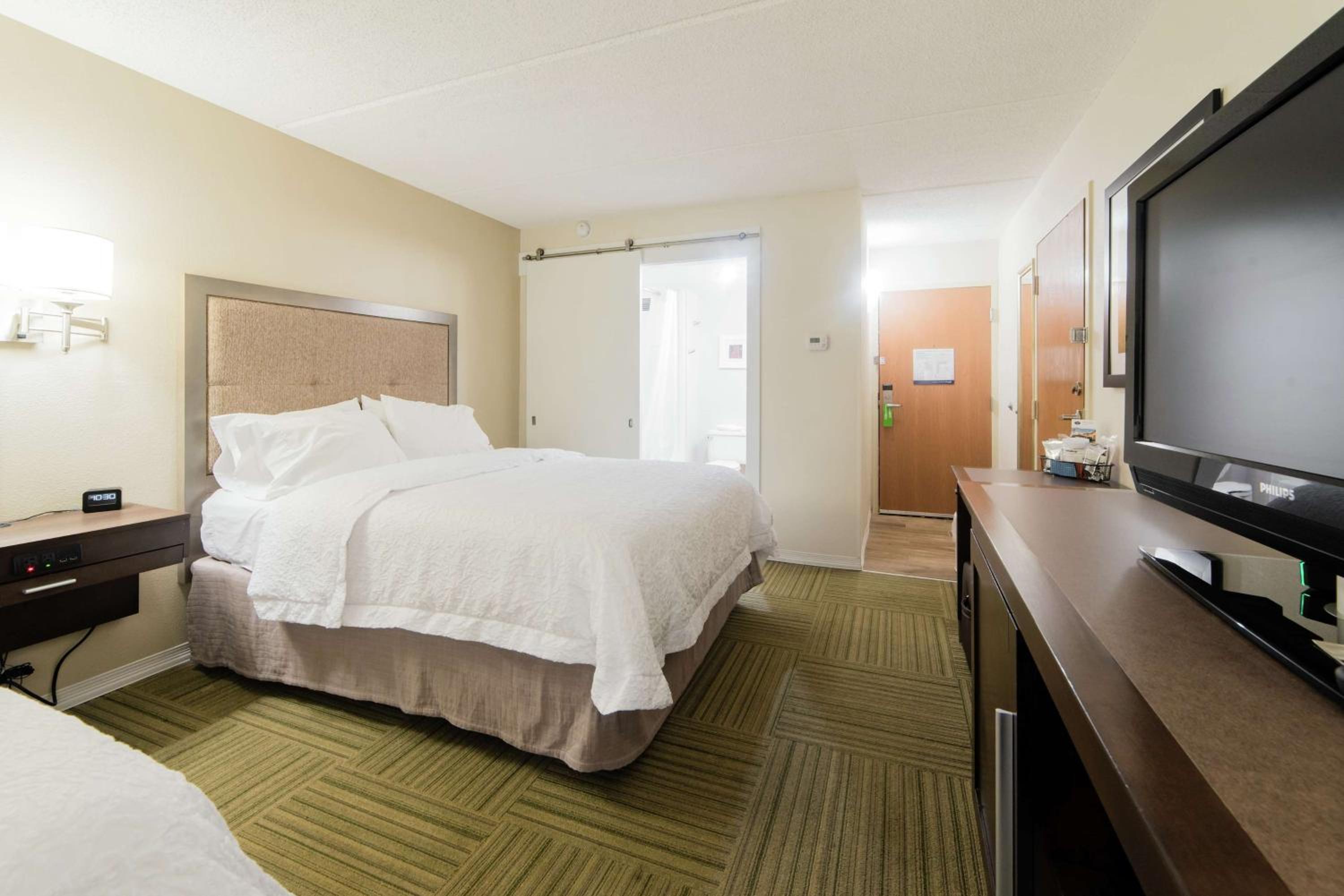 Queen Room with Two Queen Beds (4 Adults) - Photo 4