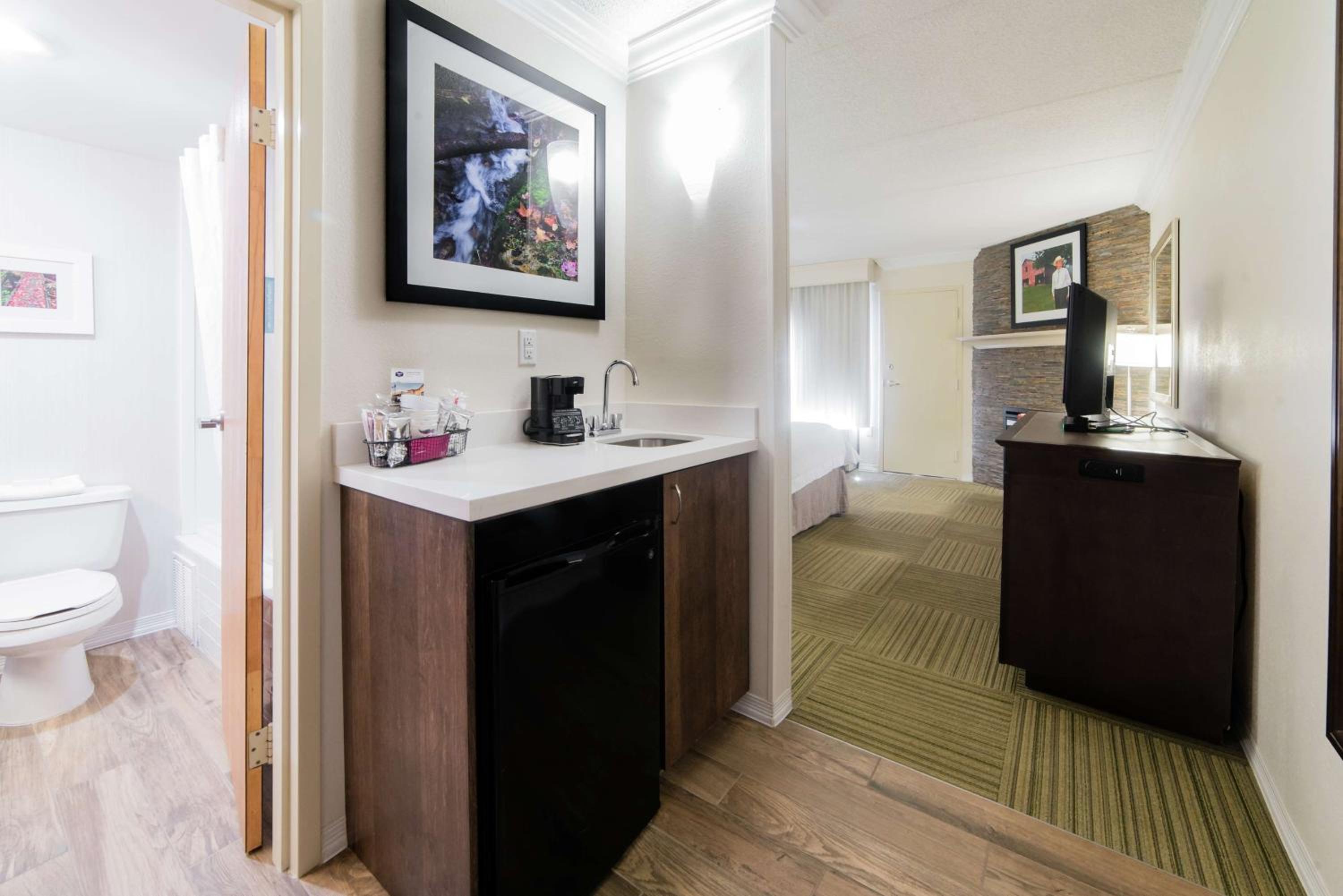 Deluxe King Room with Spa Bath - Non-Smoking - Photo 3