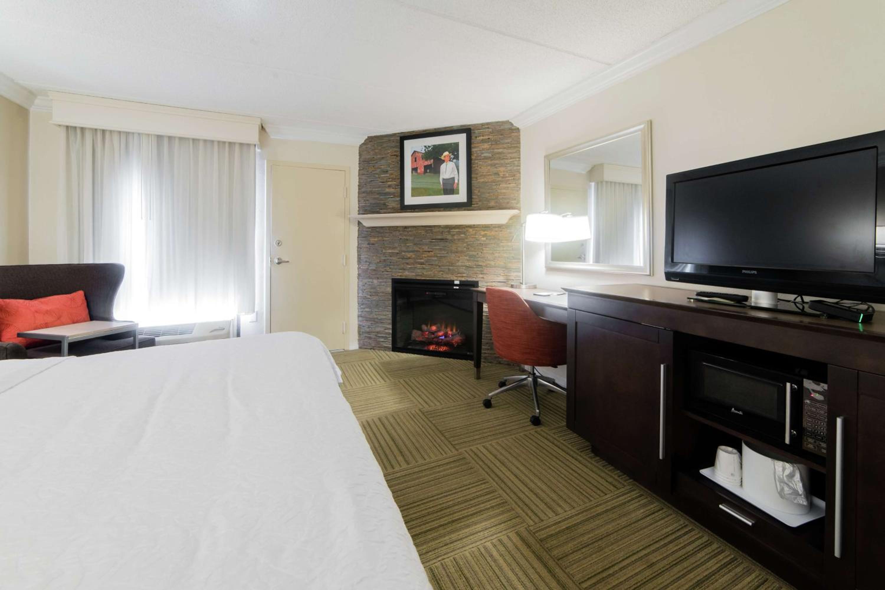 Deluxe King Room with Spa Bath - Non-Smoking - Photo 2