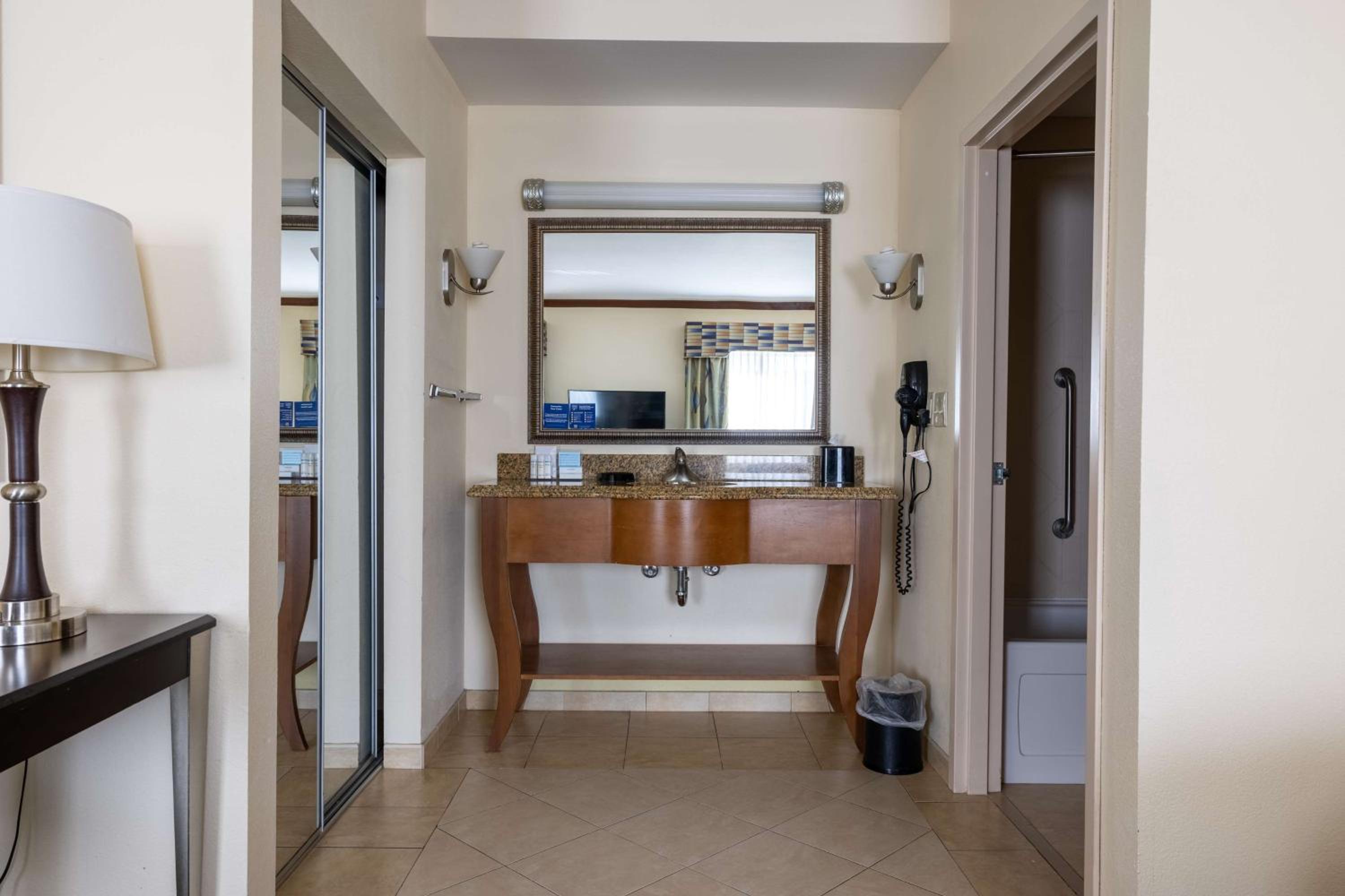 King Studio Suite - Non-Smoking - Photo 2