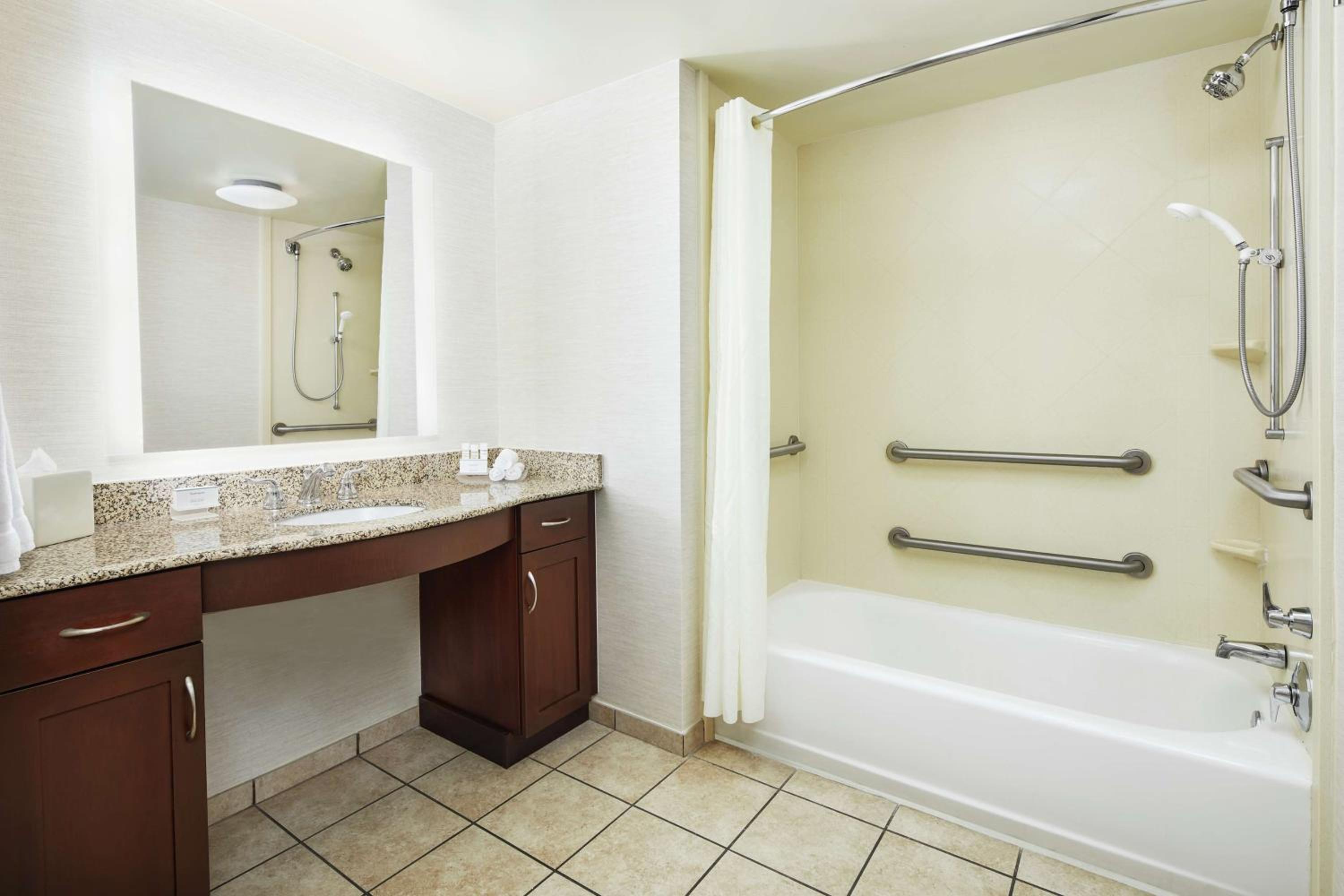 King Suite - Mobility Access/Non-Smoking - Photo 2