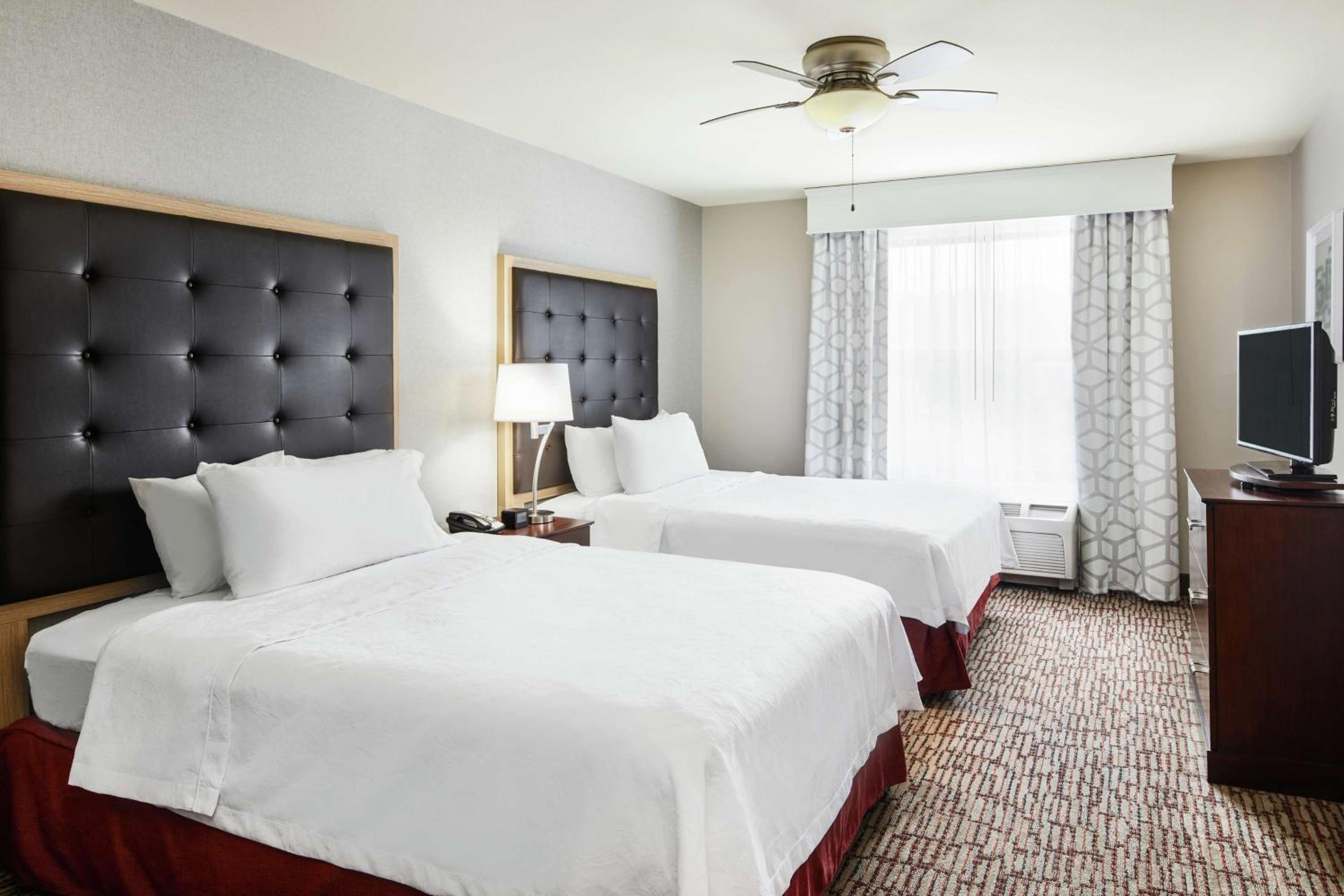 Two Bedroom Suite with One King and Two Queen Beds - Non-Smoking - Photo 3