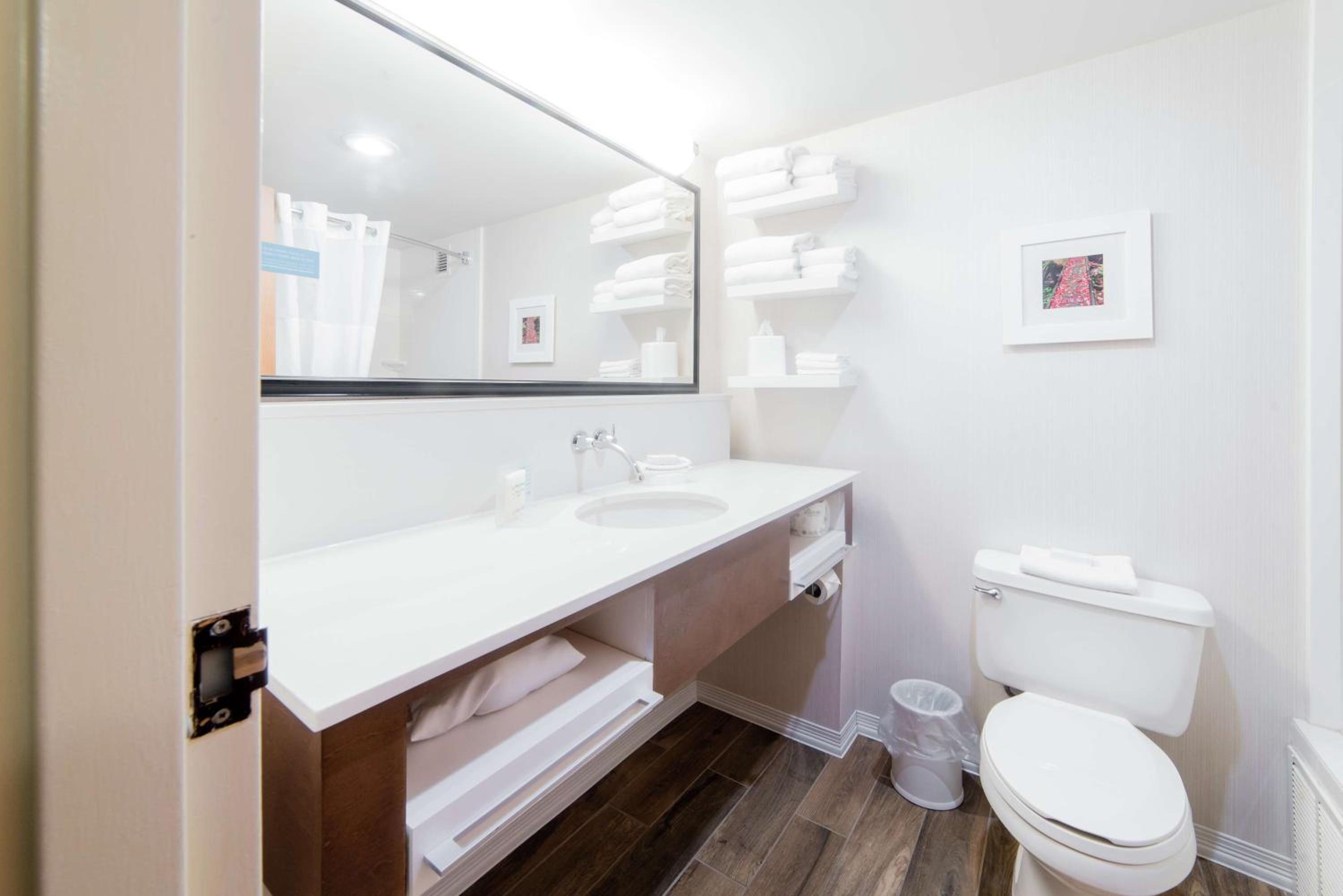 Deluxe King Room with Spa Bath - Non-Smoking - Photo 6