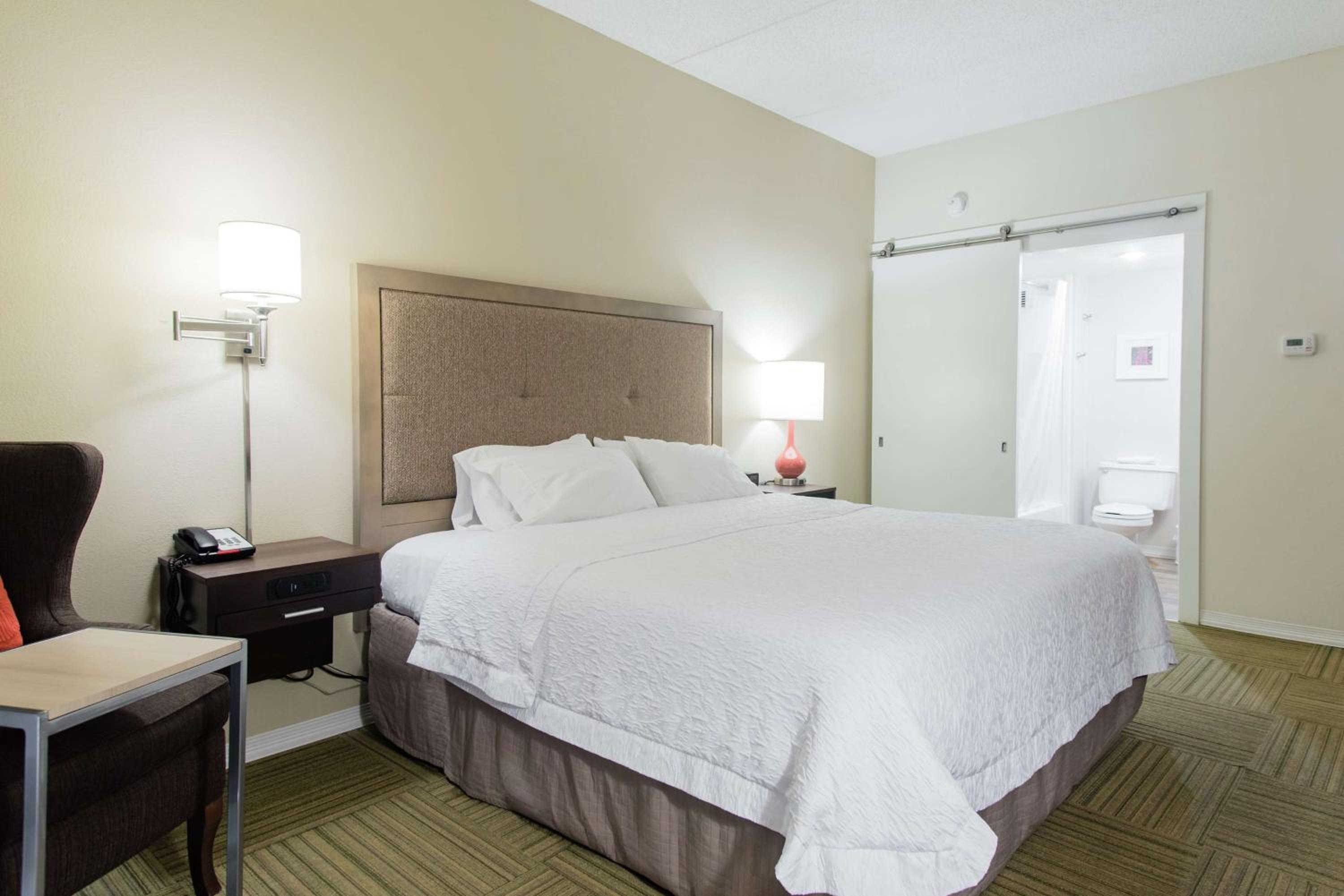 King Room with King Bed - Non-Smoking - Photo 3