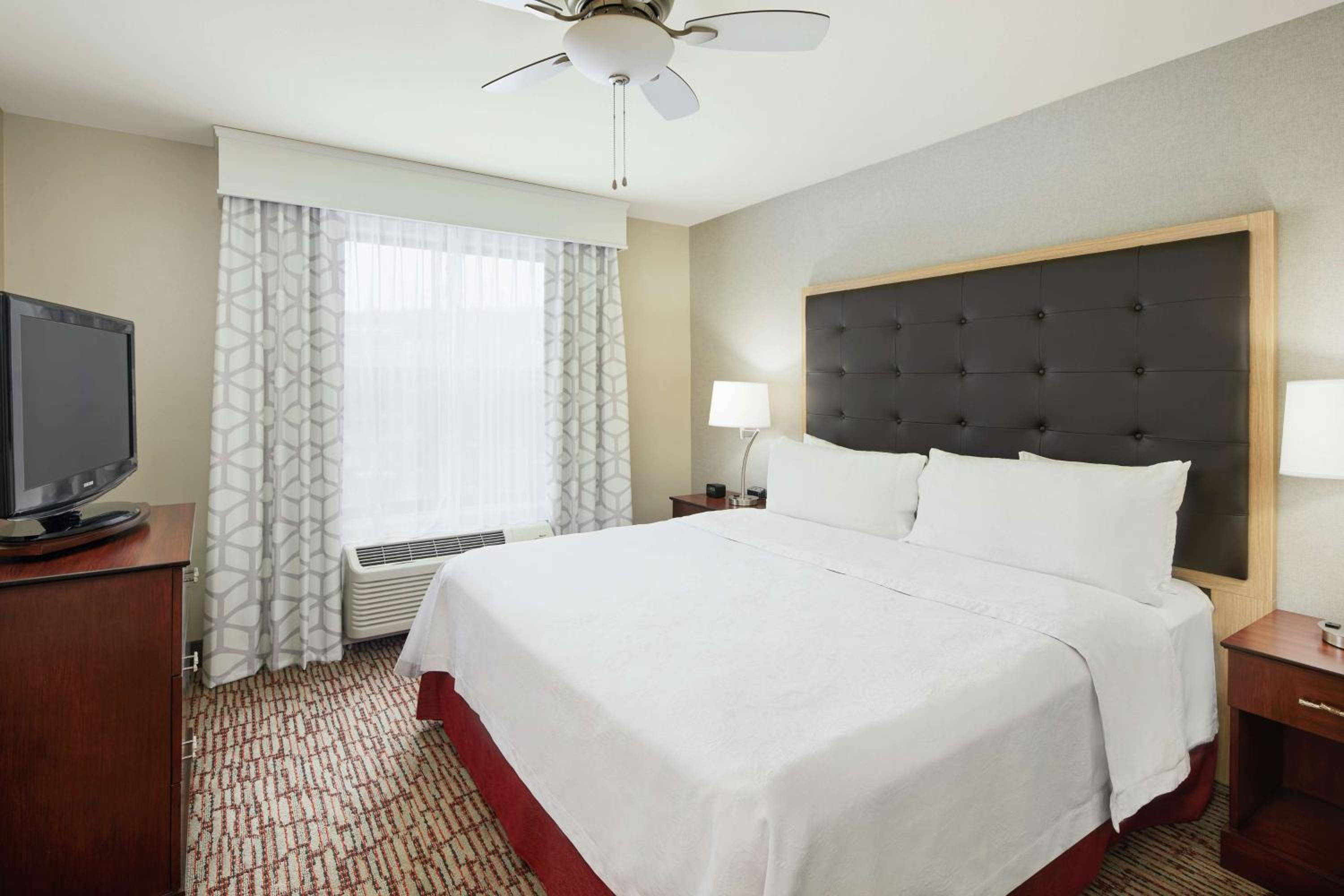One-Bedroom King Suite - Non-Smoking - Photo 2