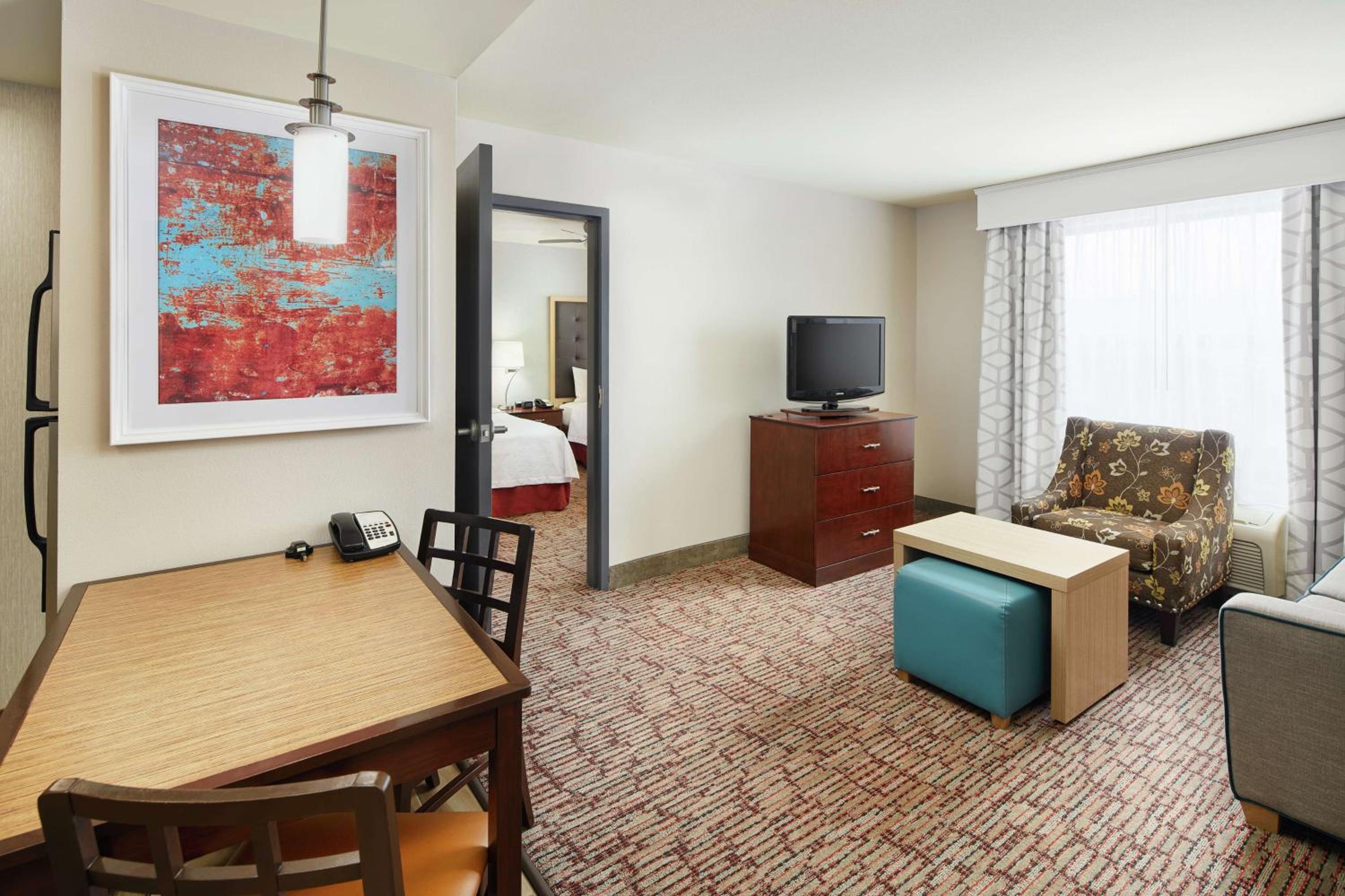 One-Bedroom Queen Suite with Two Queen Beds - Non-Smoking - Photo 2