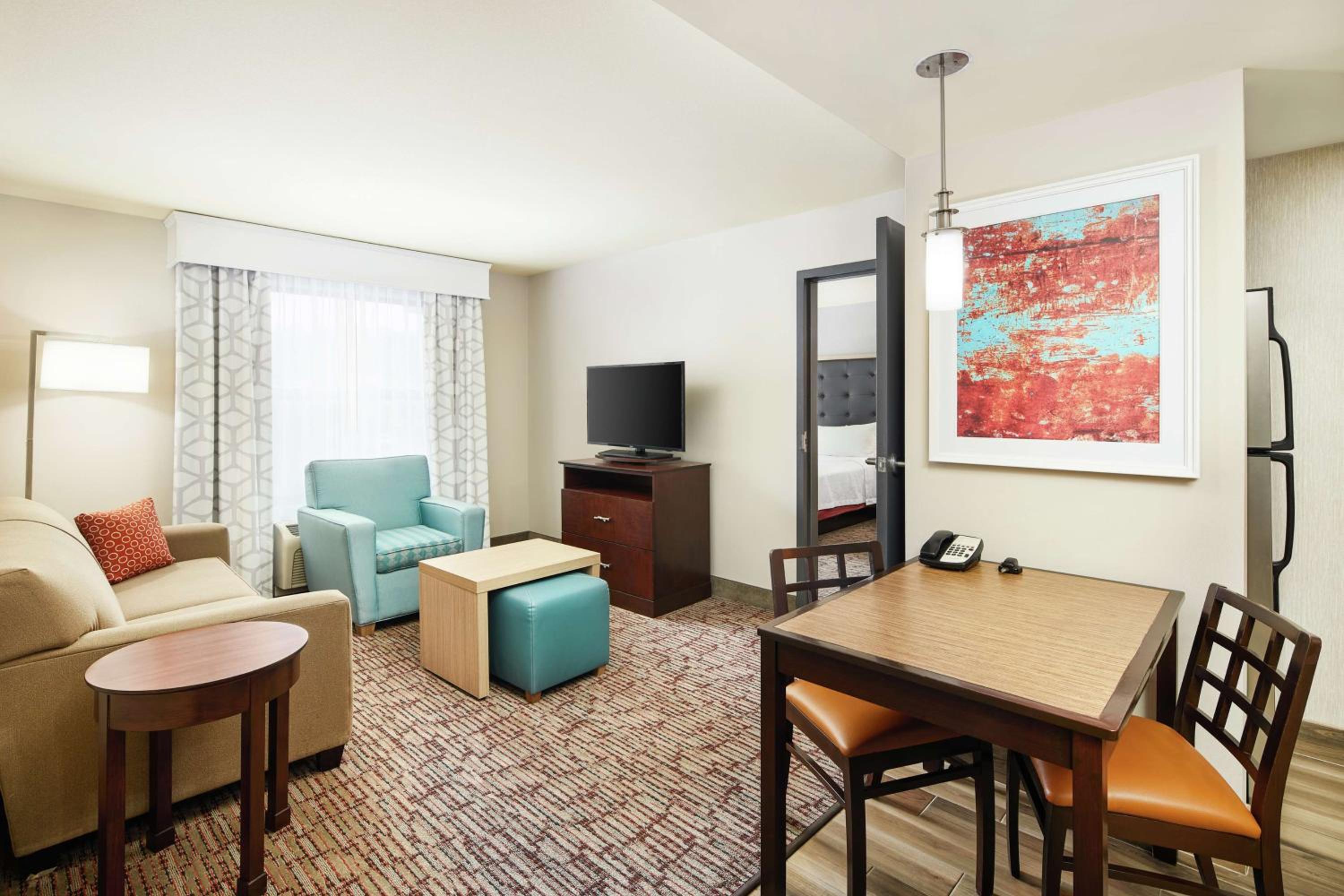 Two Bedroom Suite with One King and Two Queen Beds - Non-Smoking - Photo 2