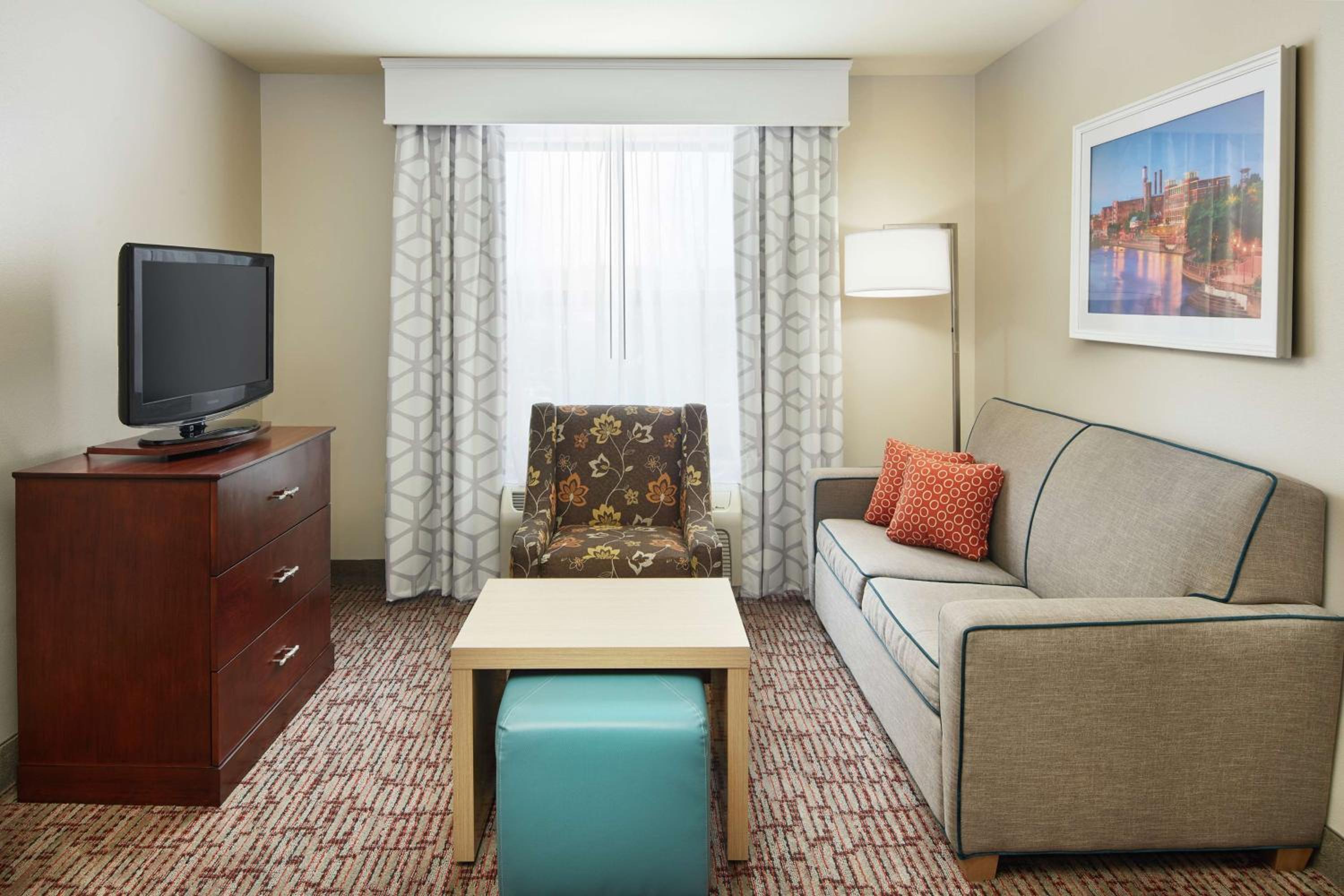 One-Bedroom Queen Suite with Two Queen Beds - Non-Smoking - Photo 3