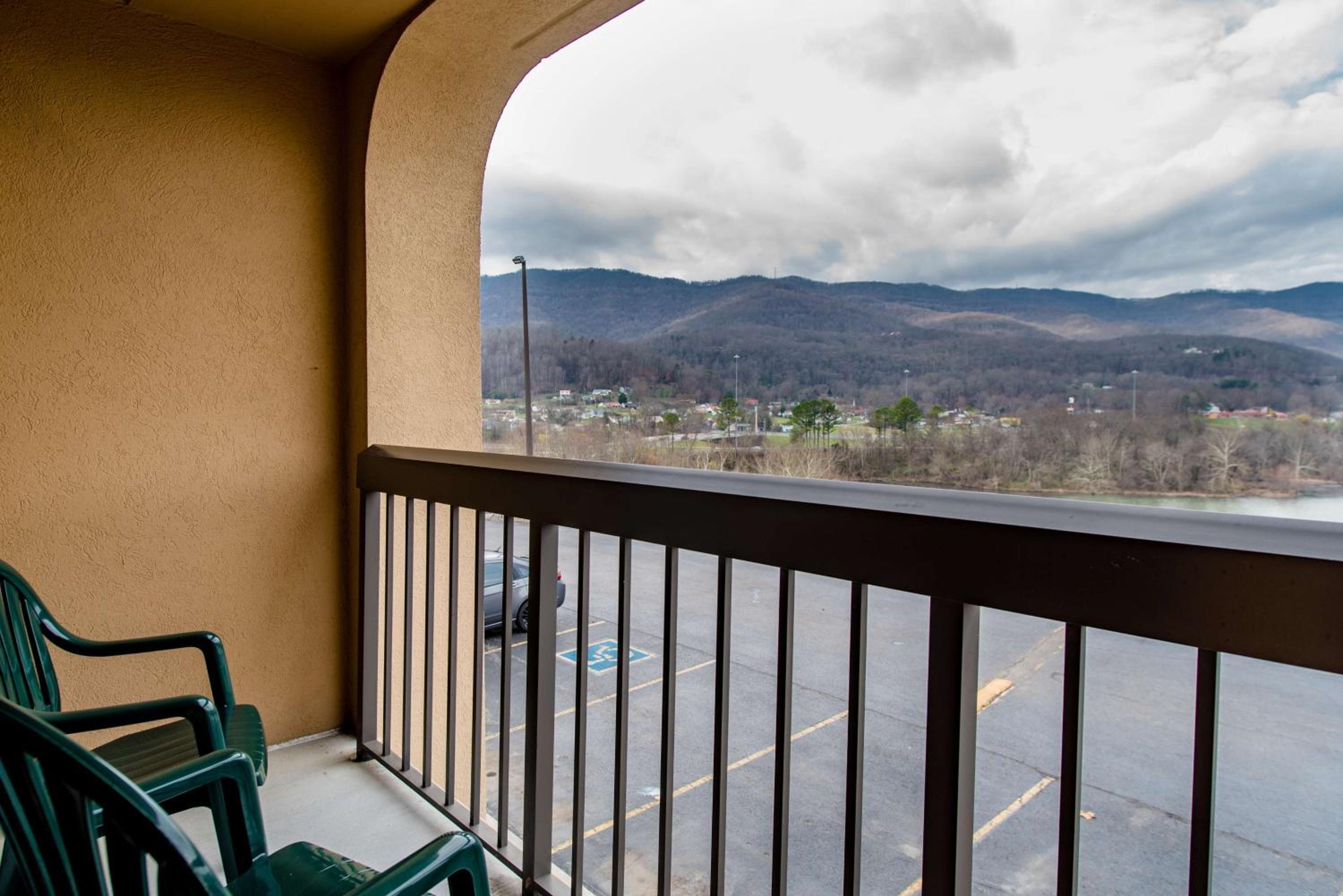 Queen Room with Two Queen Beds and Mountain View - Non-Smoking - Photo 6