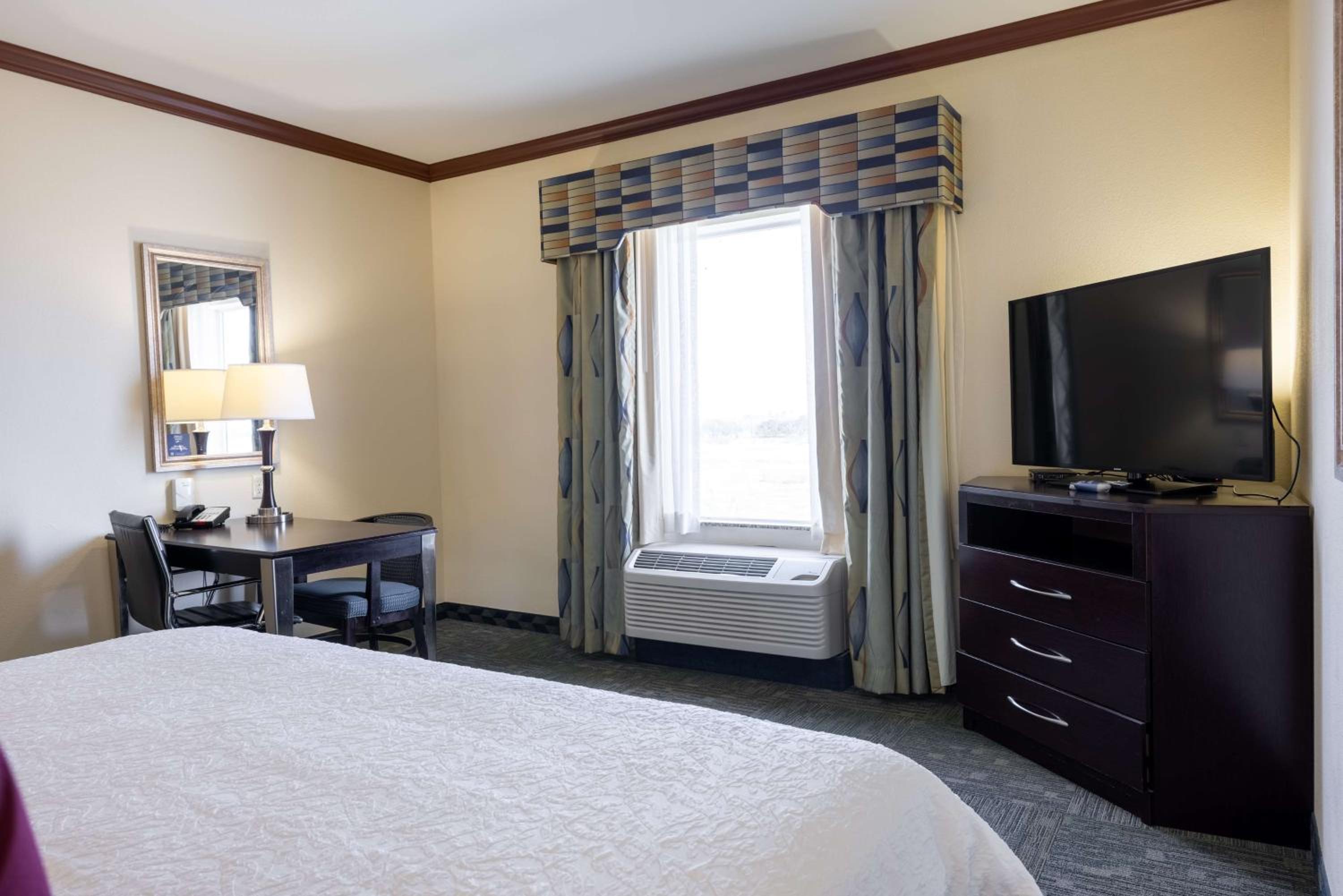 King Room with King Bed - Non-Smoking - Photo 2