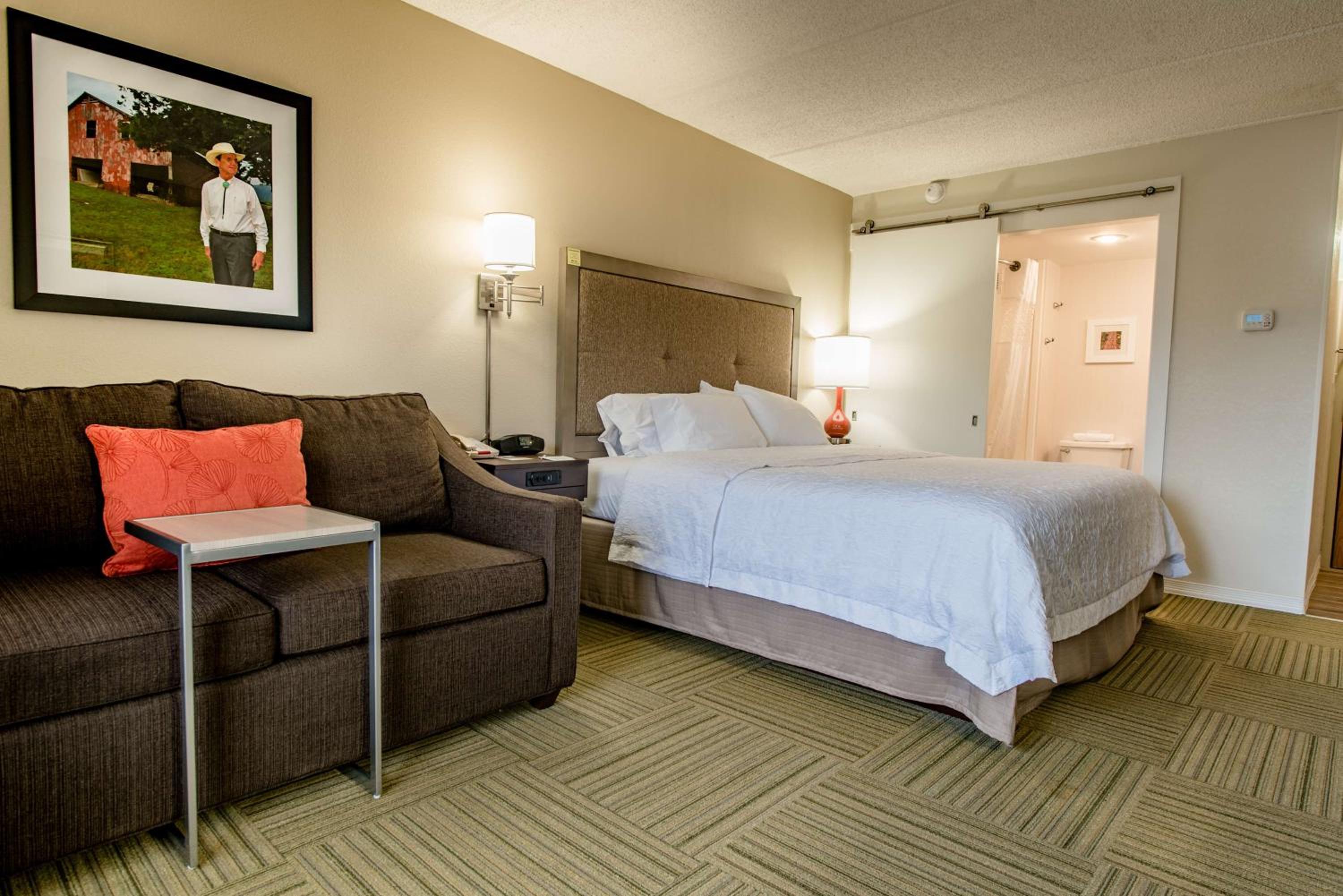 King Room with Sofa Bed - Non-Smoking - Photo 6