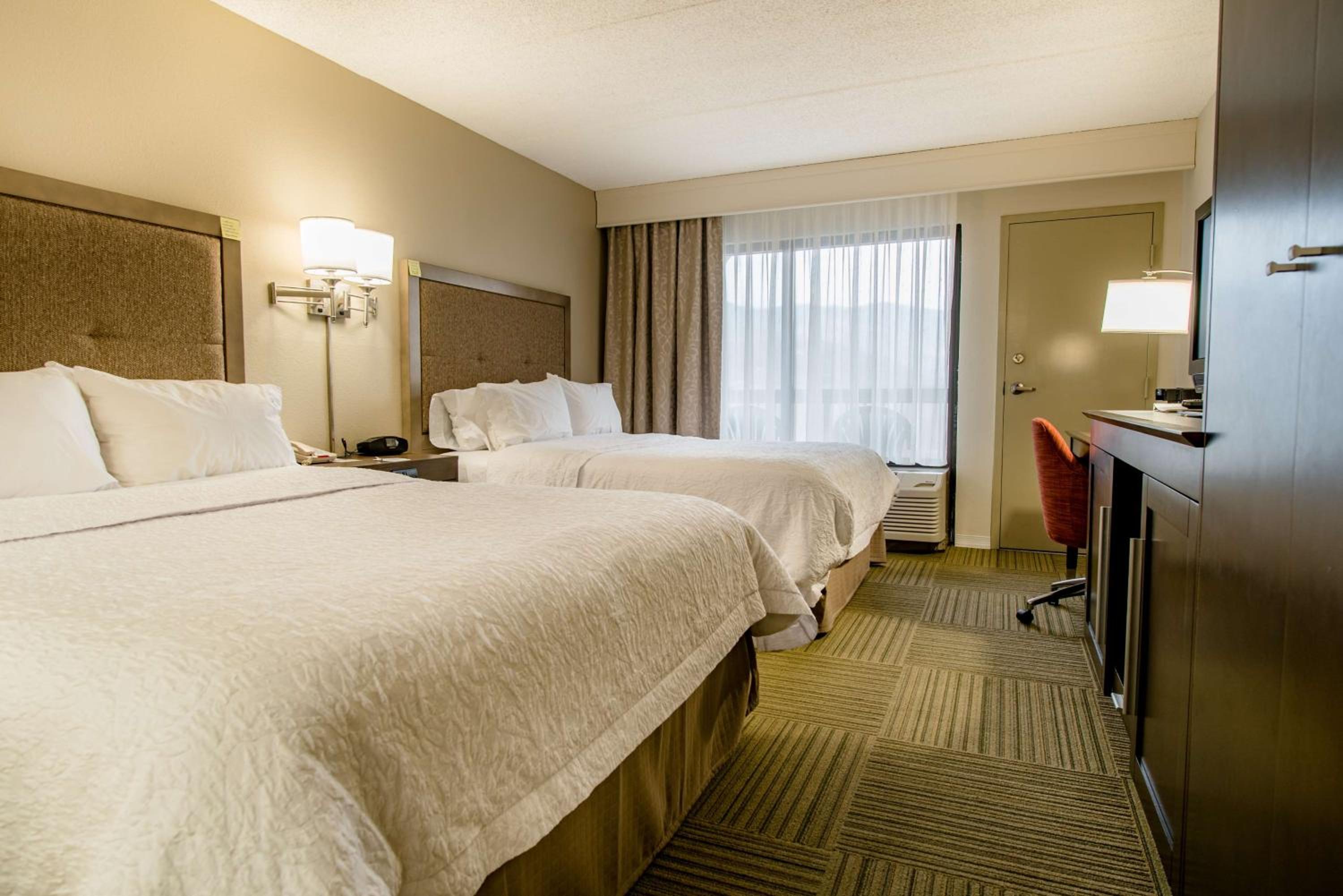 Queen Room with Two Queen Beds and Mountain View - Non-Smoking - Photo 1