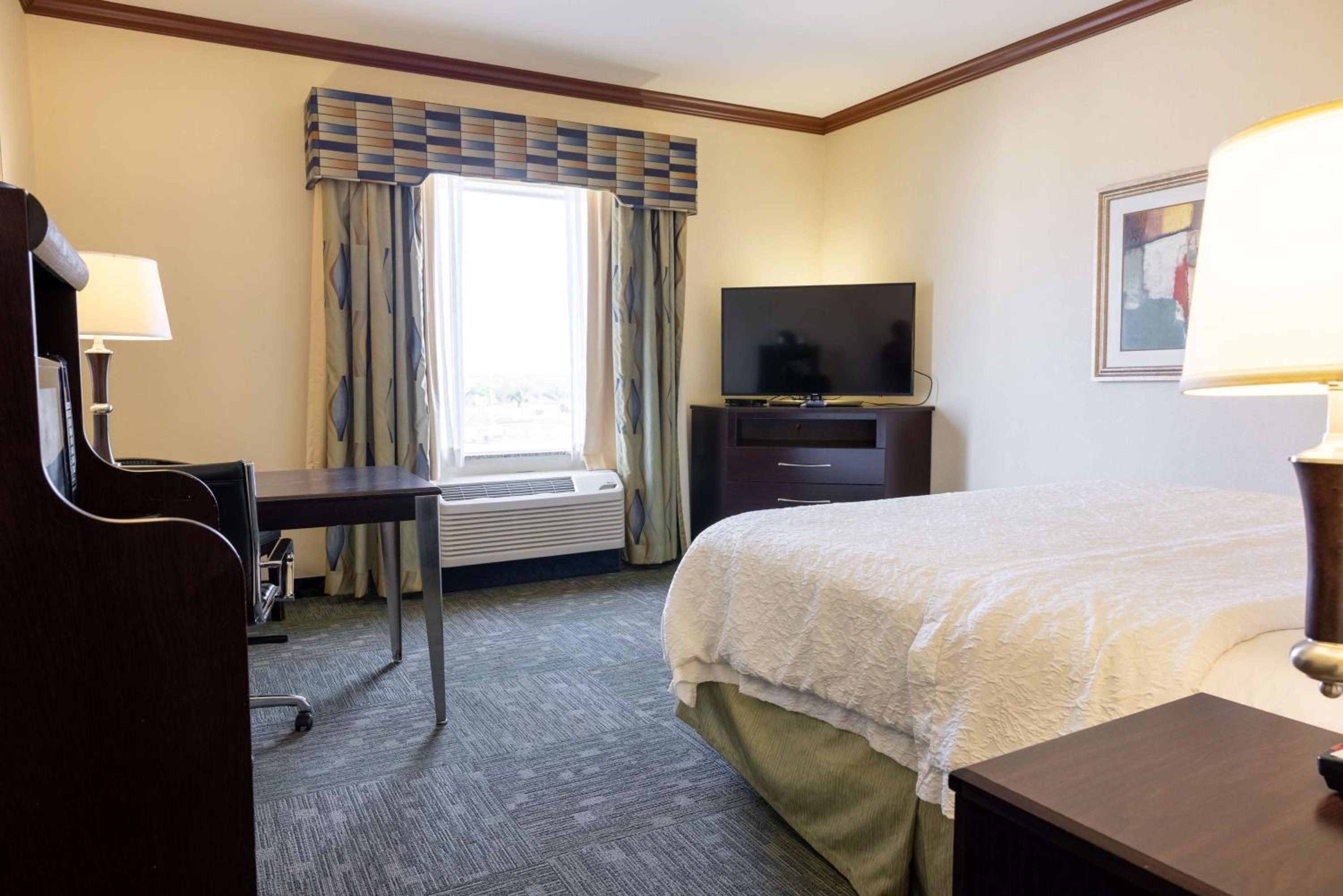 King Room with King Bed - Non-Smoking - Photo 10