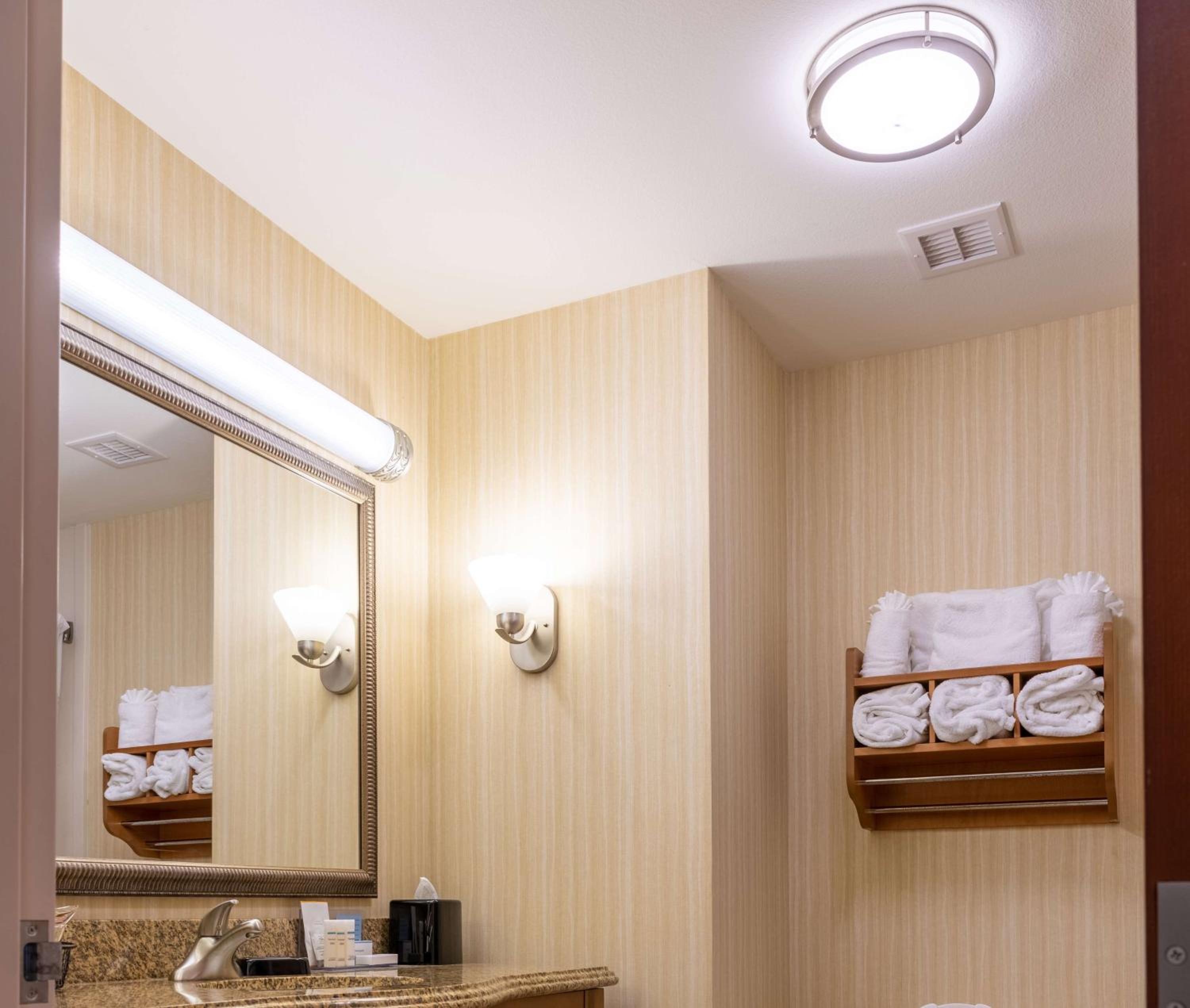 King Room with King Bed - Non-Smoking - Photo 6