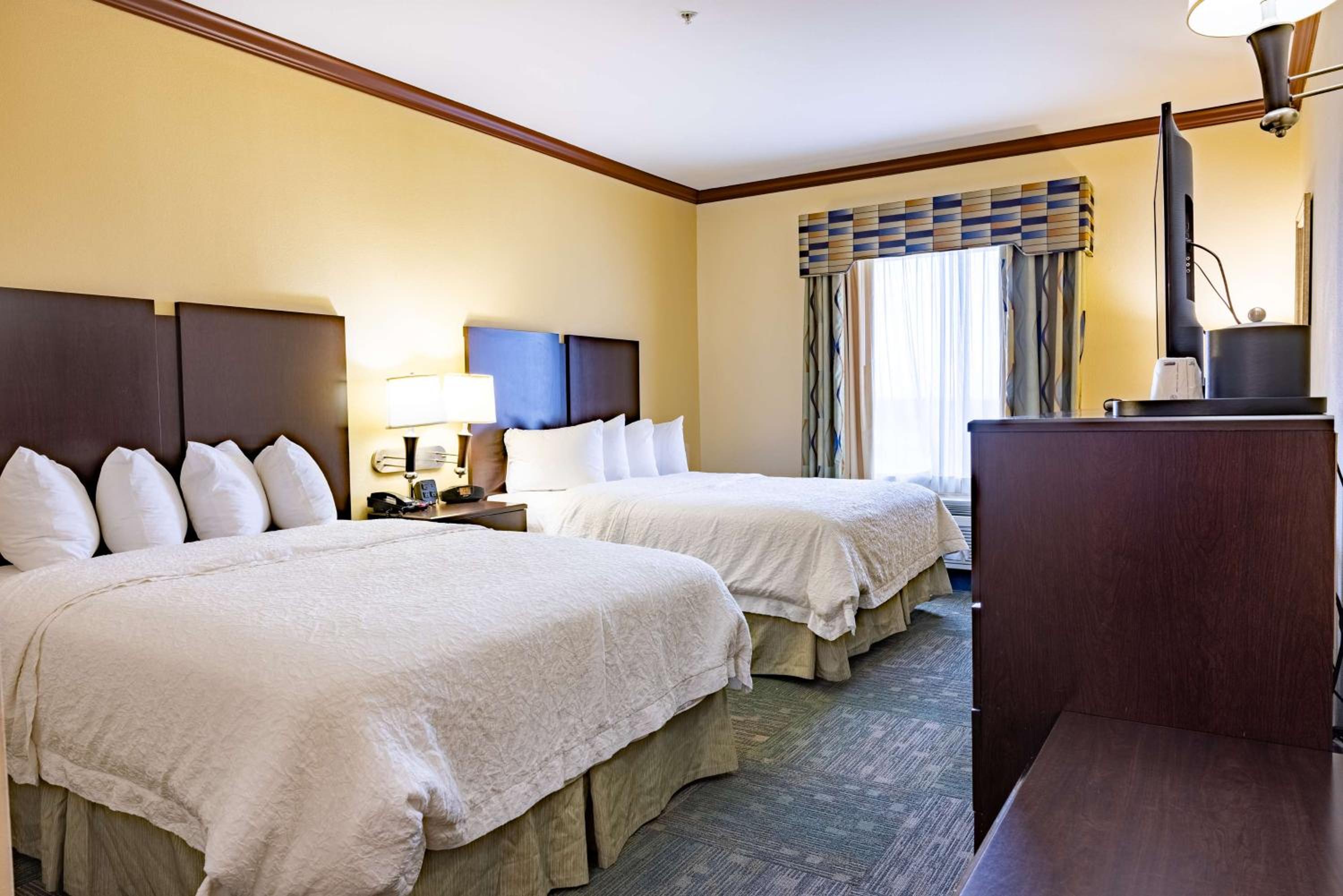Room with Two Queen Beds - Non-Smoking - Photo 2