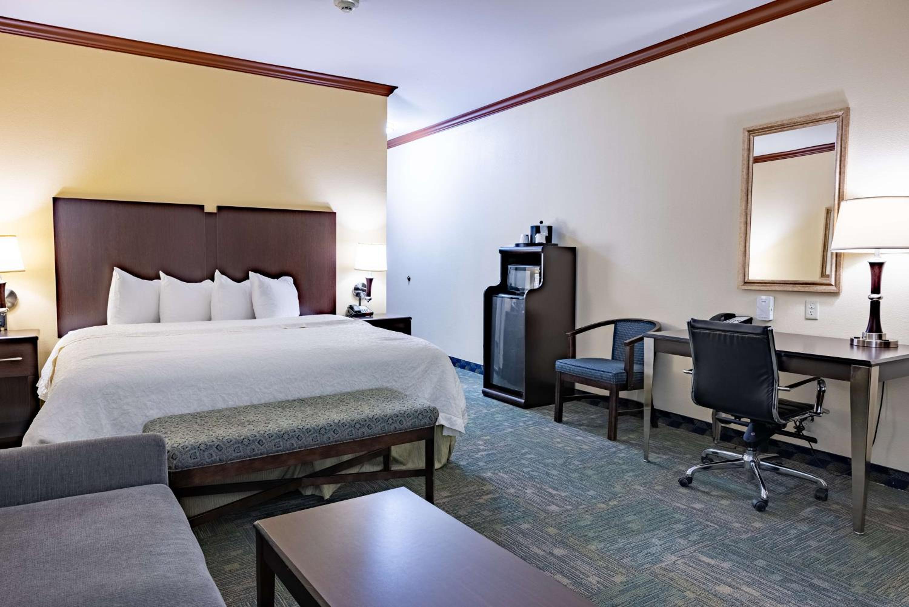 King Room with King Bed - Non-Smoking - Photo 8