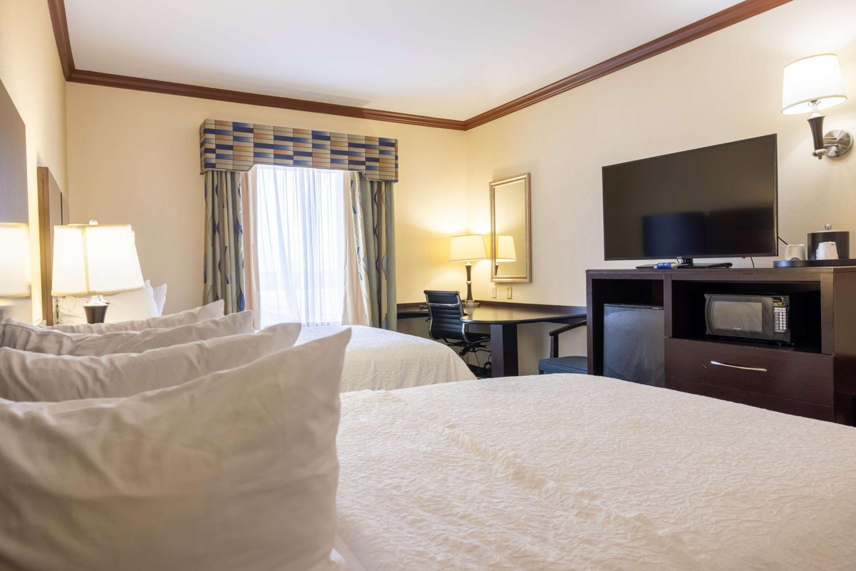 Room with Two Queen Beds - Non-Smoking - Photo 4