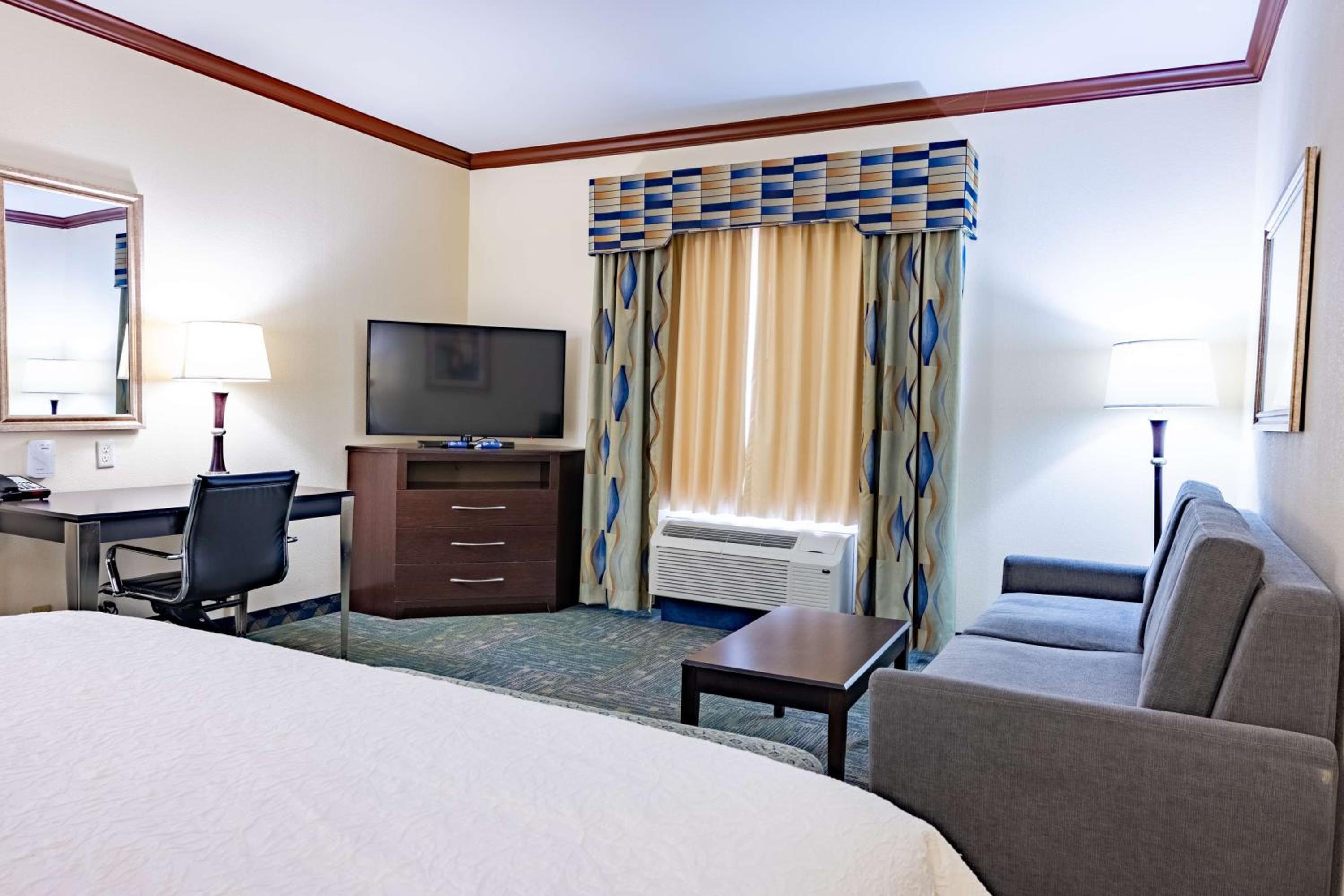 King Room with King Bed - Non-Smoking - Photo 7