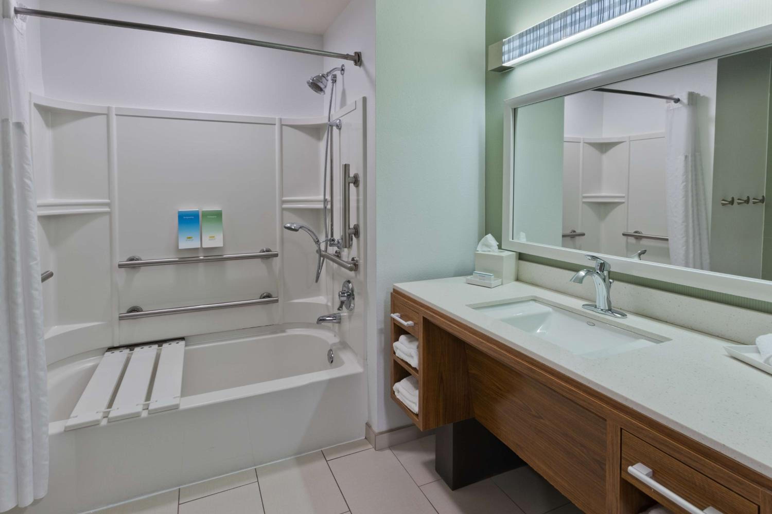 King Suite - Mobility and Hearing Access/Non-Smoking photo 3