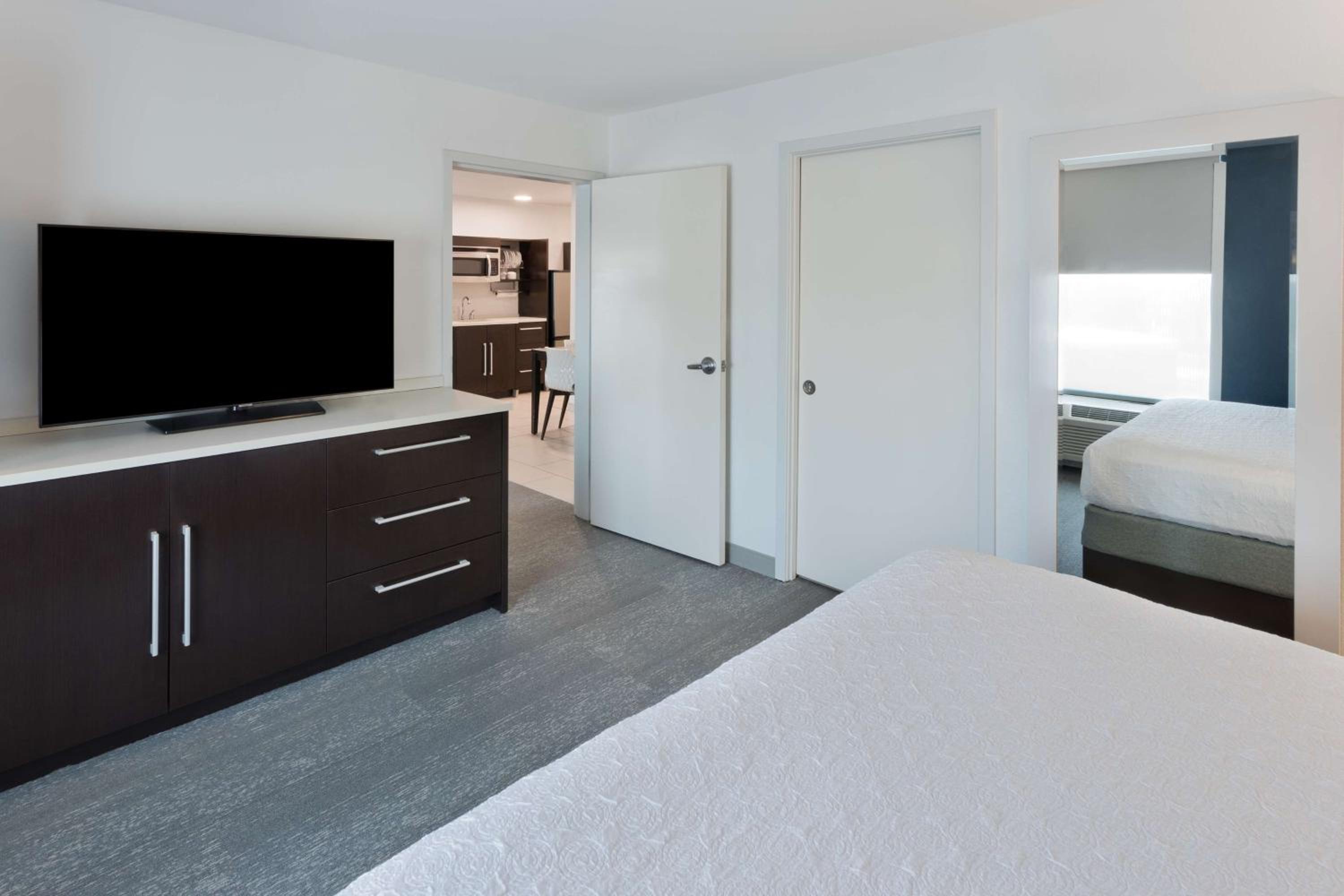 One-Bedroom King Suite - Non-Smoking photo 3