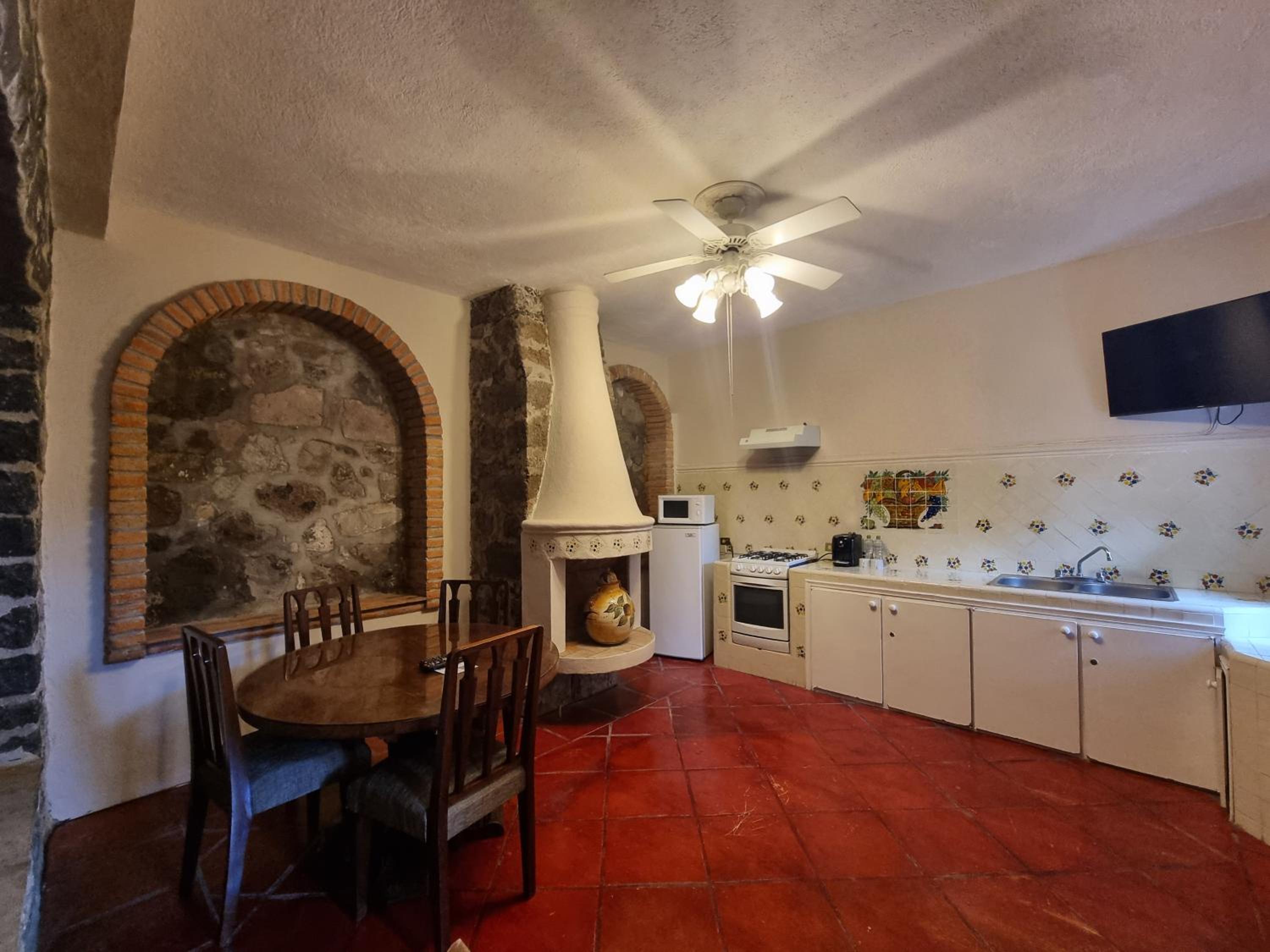 Queen Suite - Photo 10