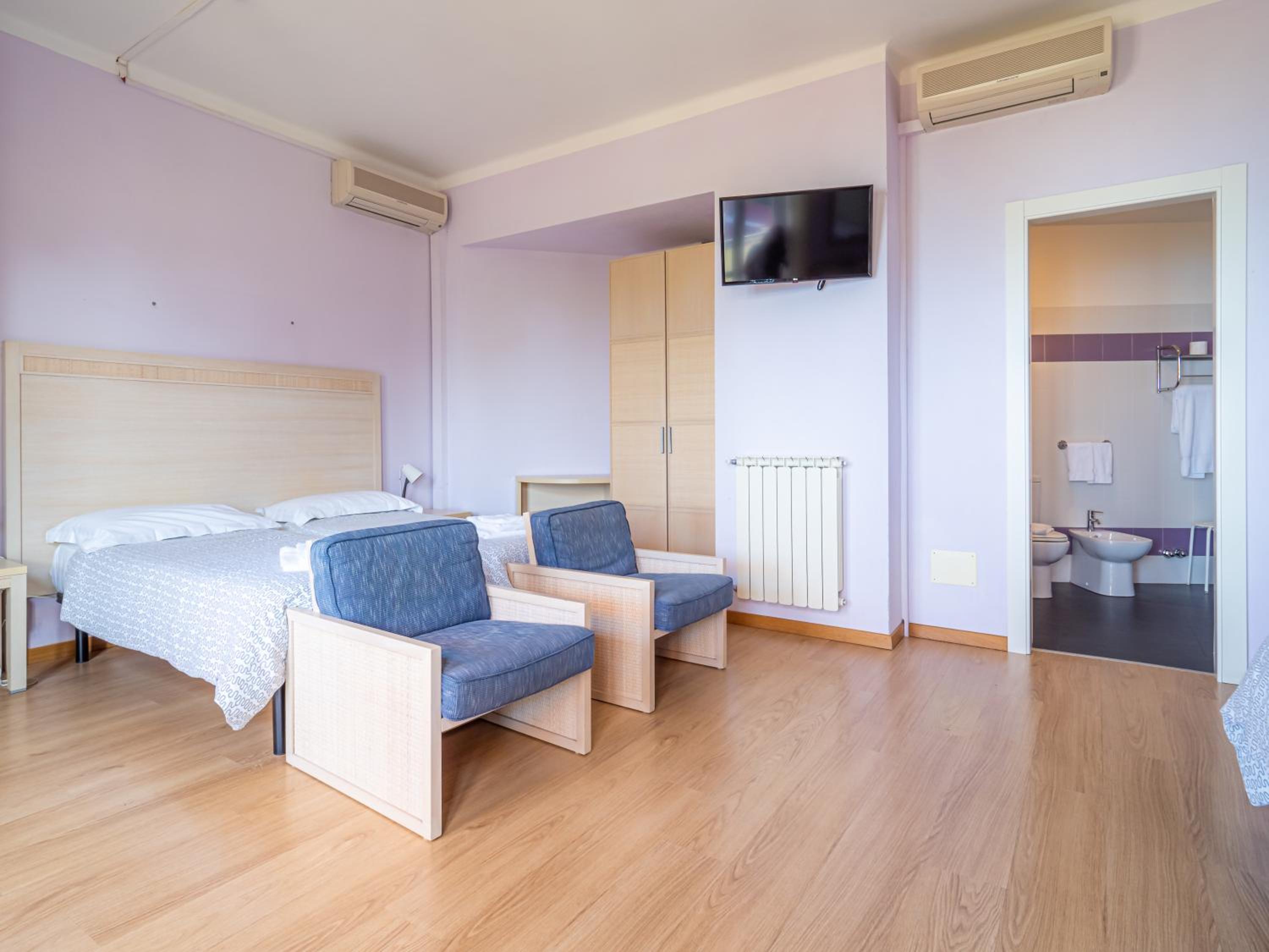 Quadruple Room with Sea View - Photo 6