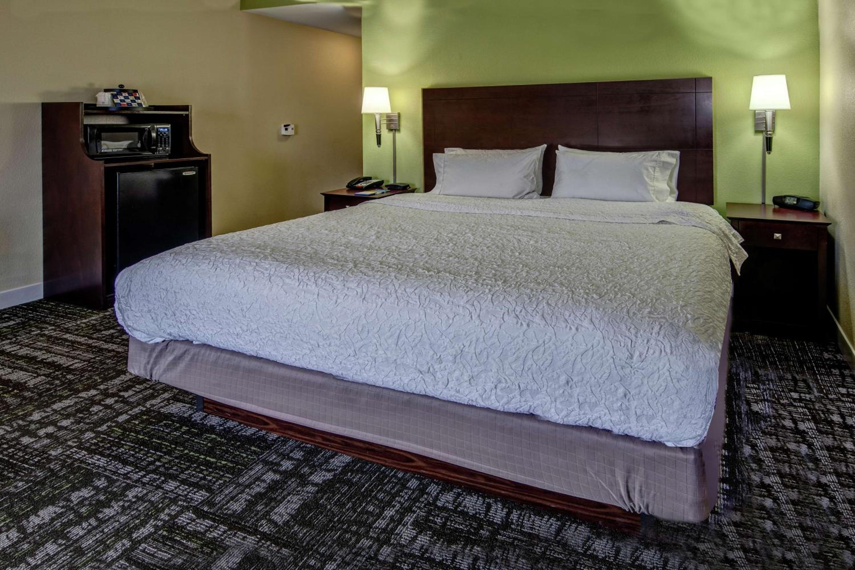 King Room with King Bed - Non-Smoking
