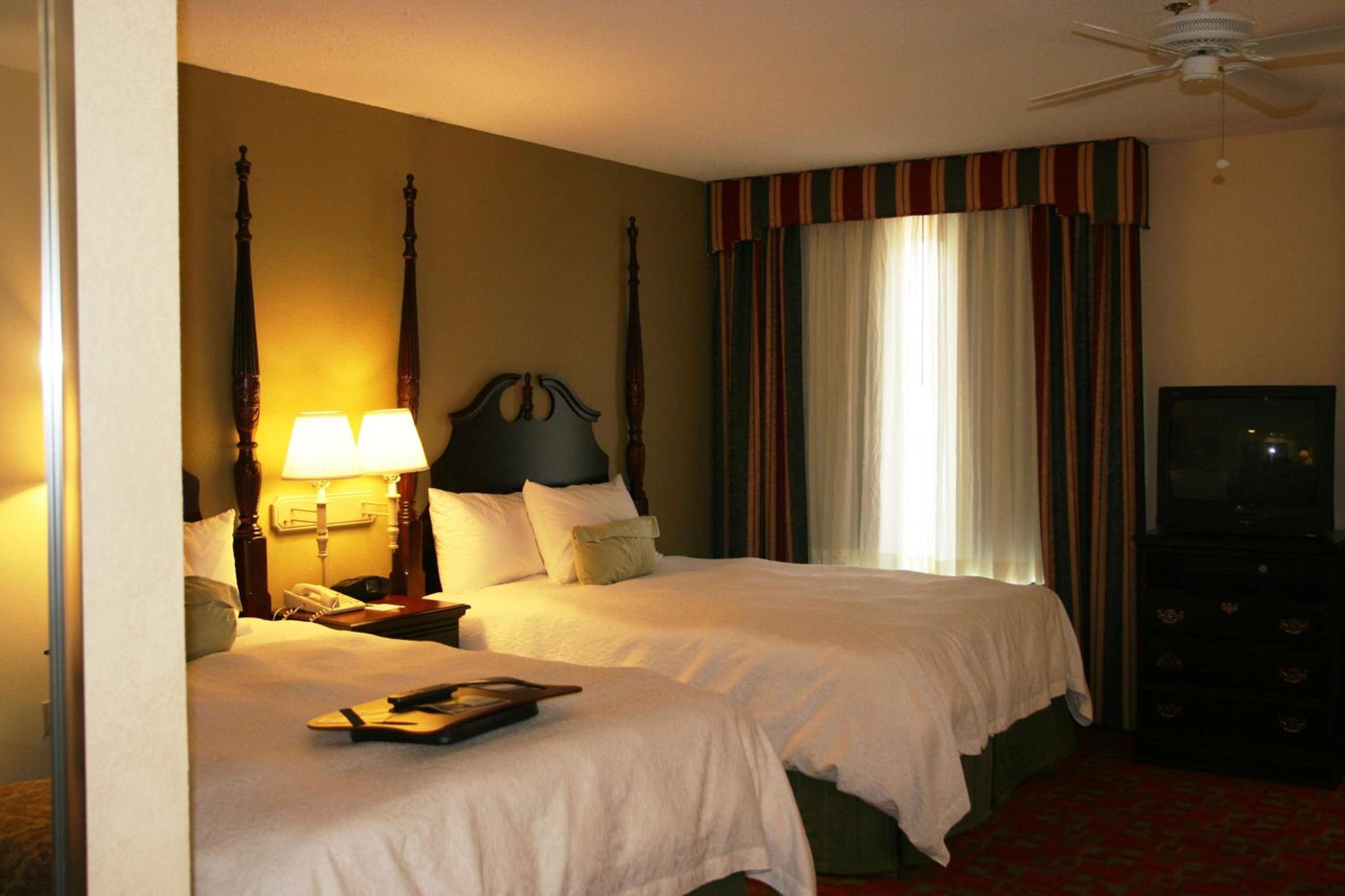 Queen Studio Suite with Two Queen Beds - Non-Smoking - Photo 3
