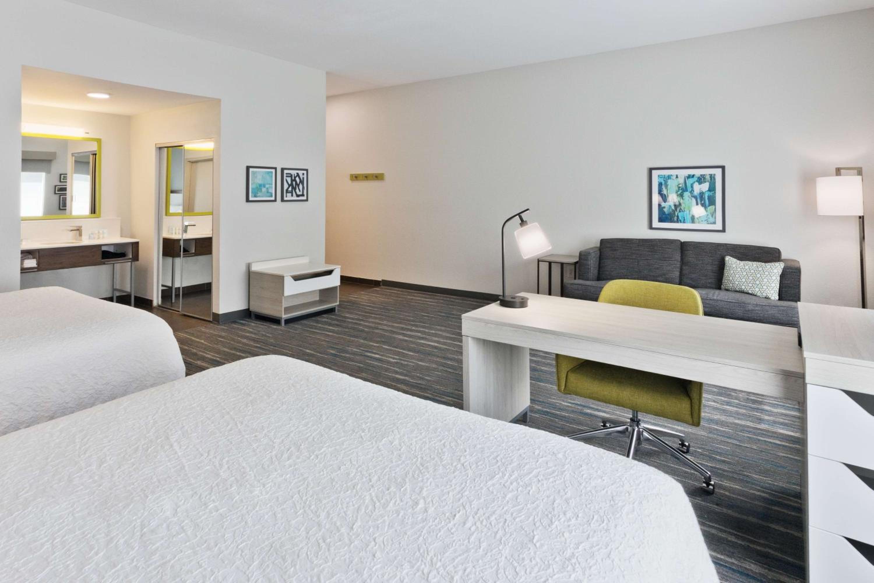 Queen Studio Suite with Two Queen Beds and Sofa Bed - Non-Smoking - Photo 2