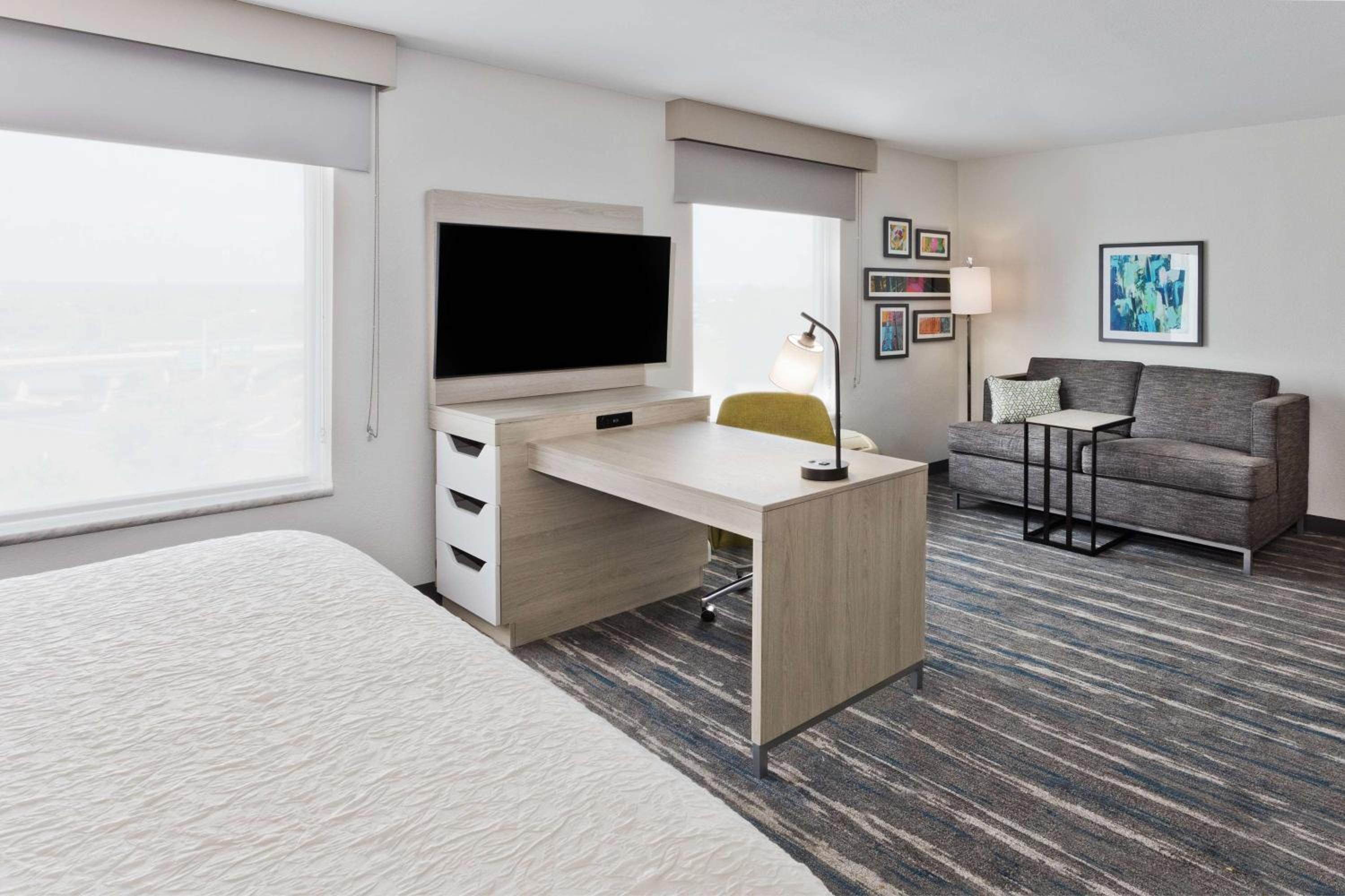 King Studio Suite with Sofa Bed - Non-Smoking - Photo 4