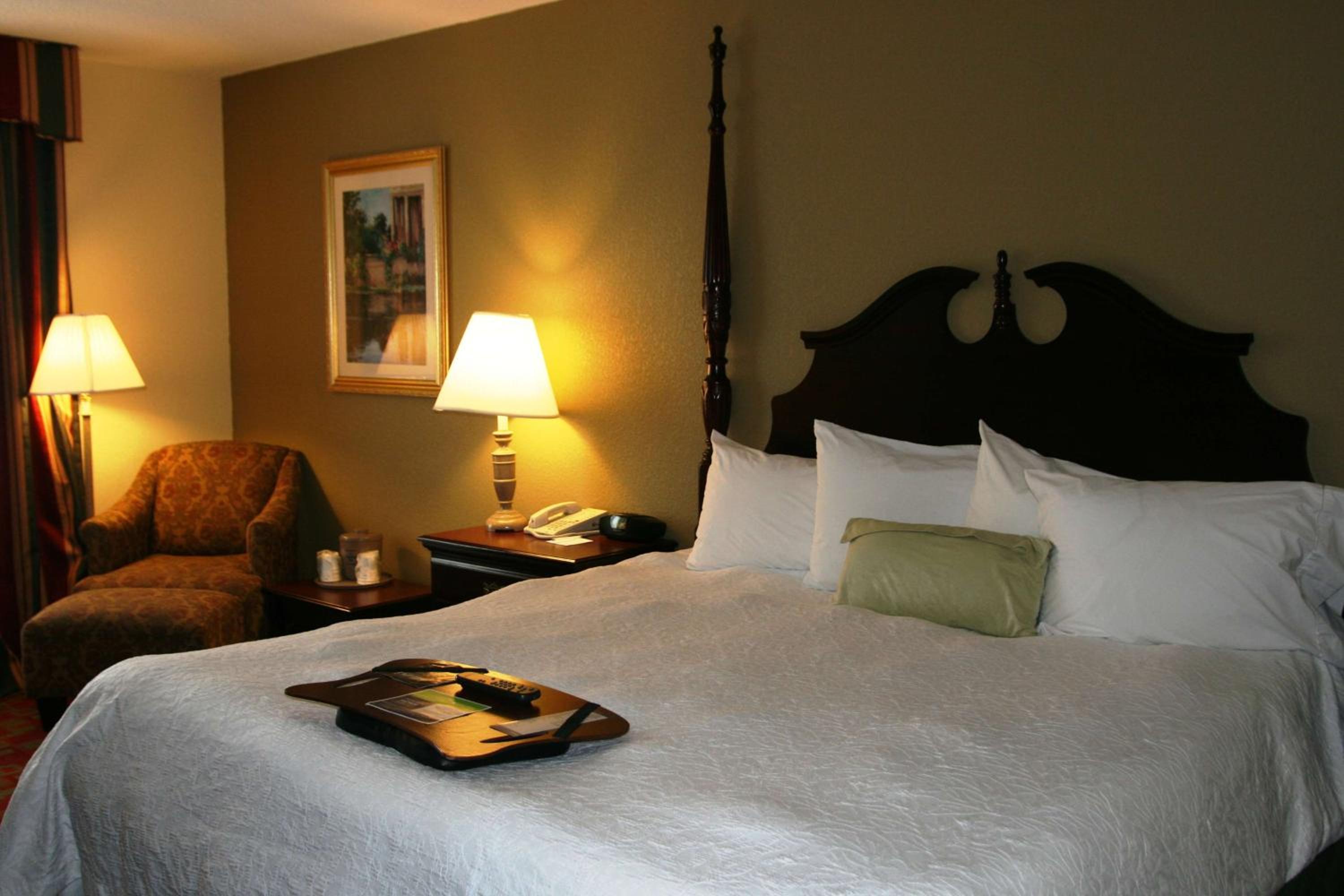 King Room with Sofa Bed - Non-Smoking - Photo 4