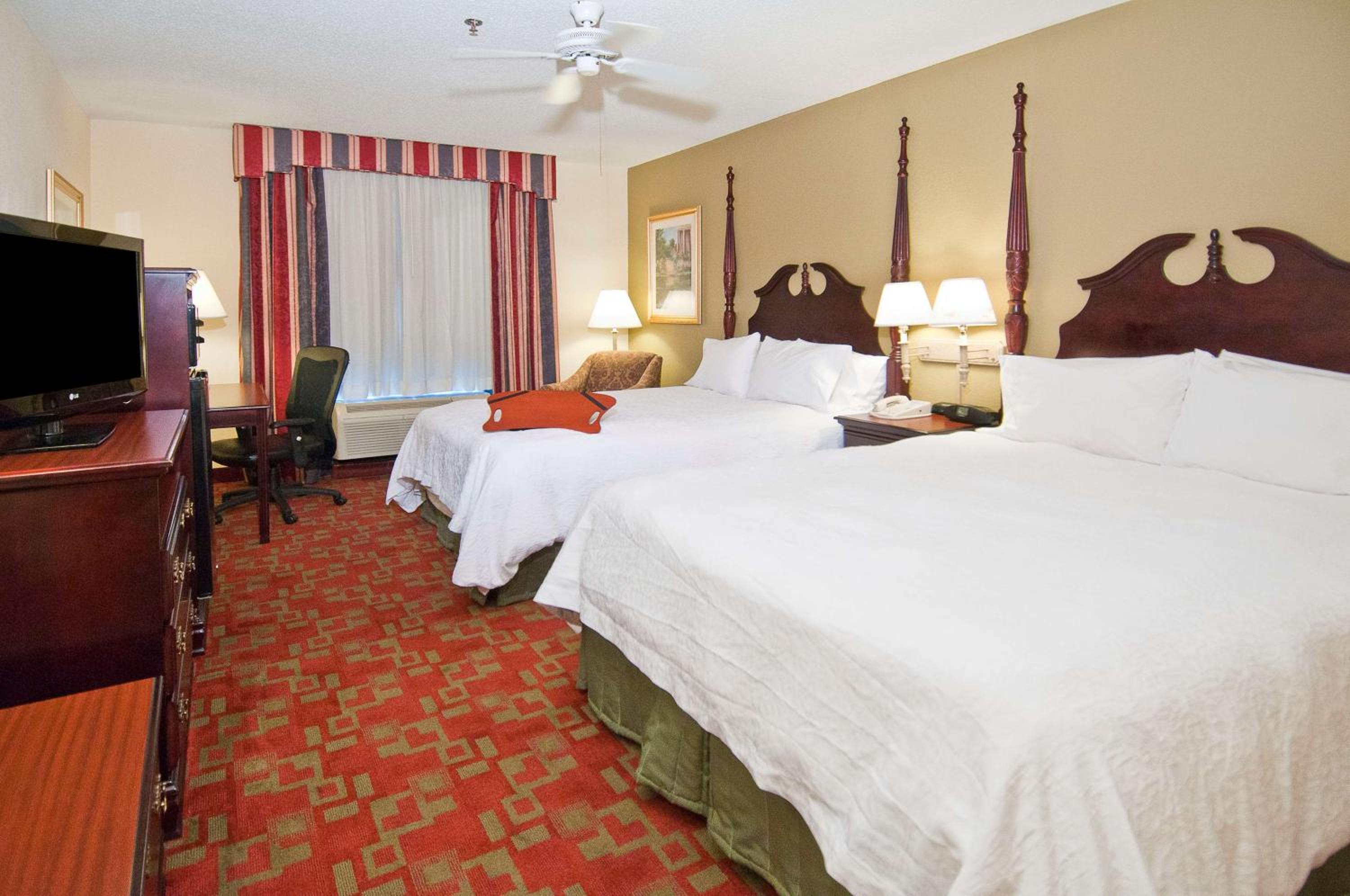 Queen Room with Two Queen Beds (4 Adults) - Photo 2