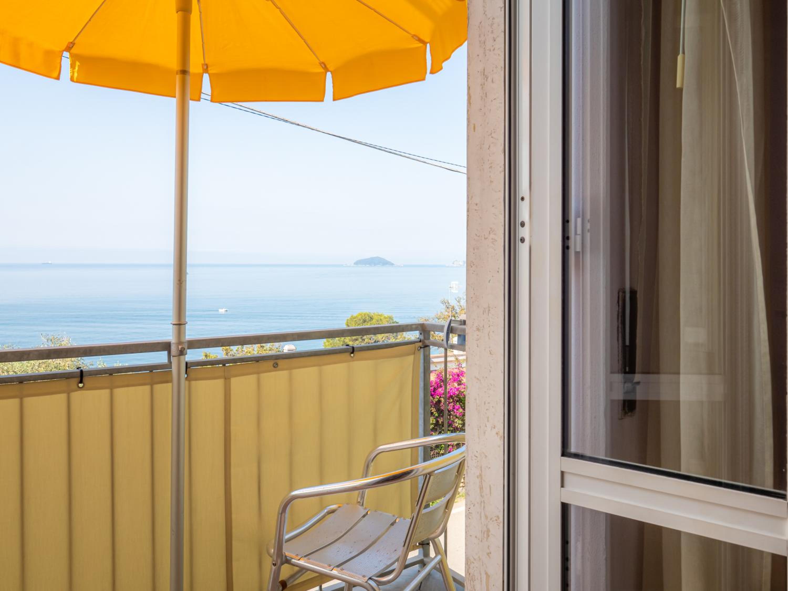 Quadruple Room with Sea View - Photo 17