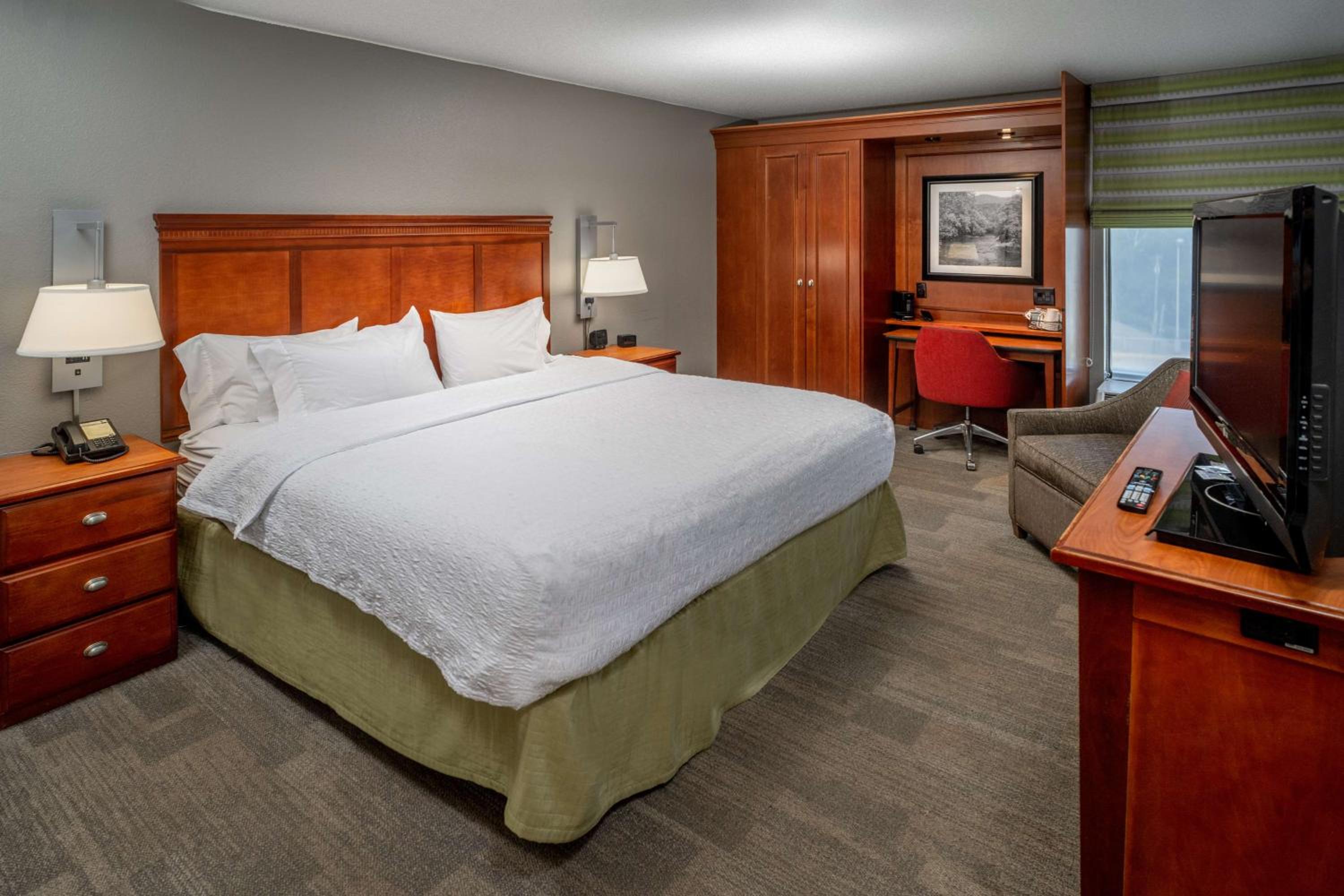 King Room with King Bed - Non-Smoking - Photo 4