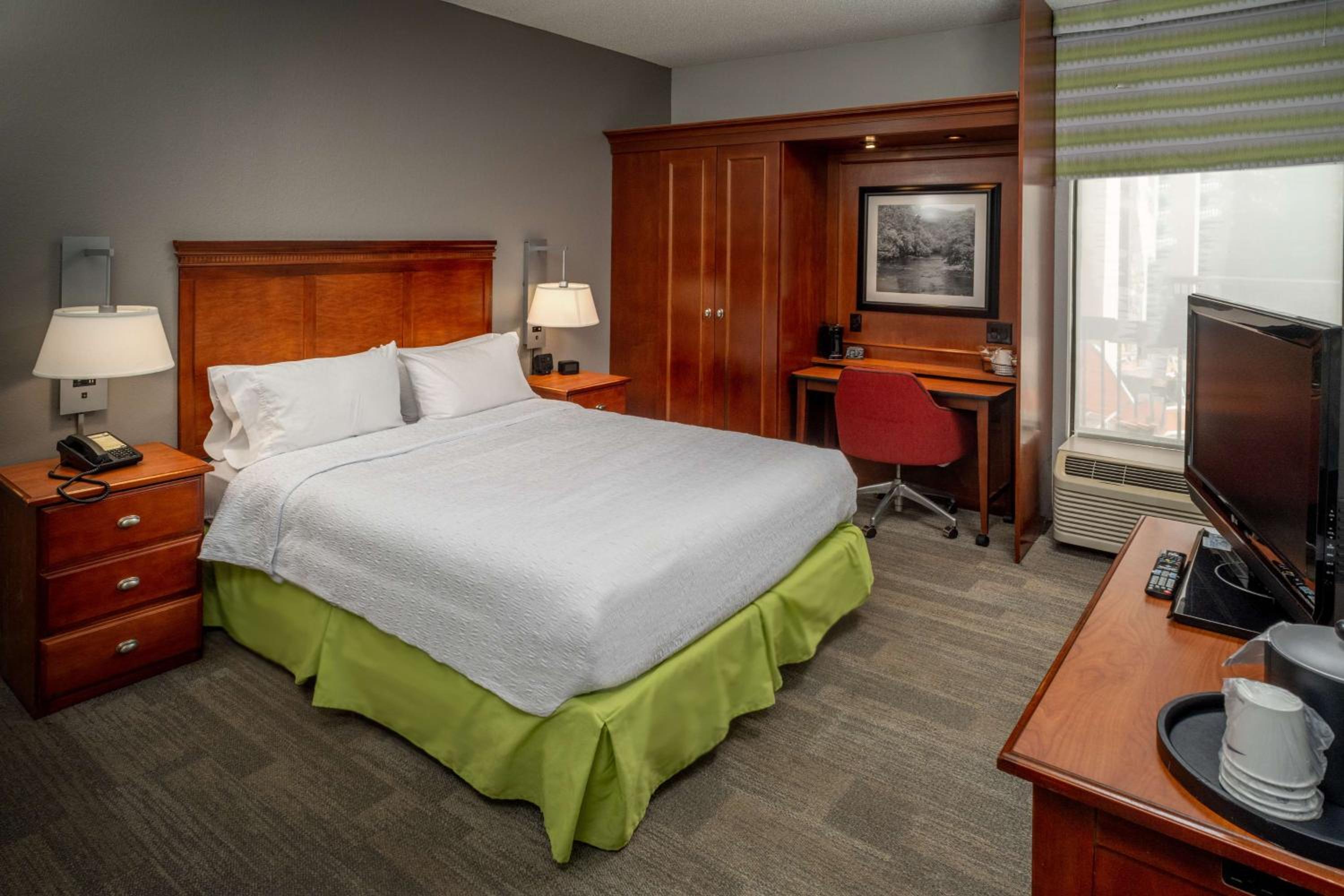 Queen Room with Mobility Access/Non-Smoking - Photo 2