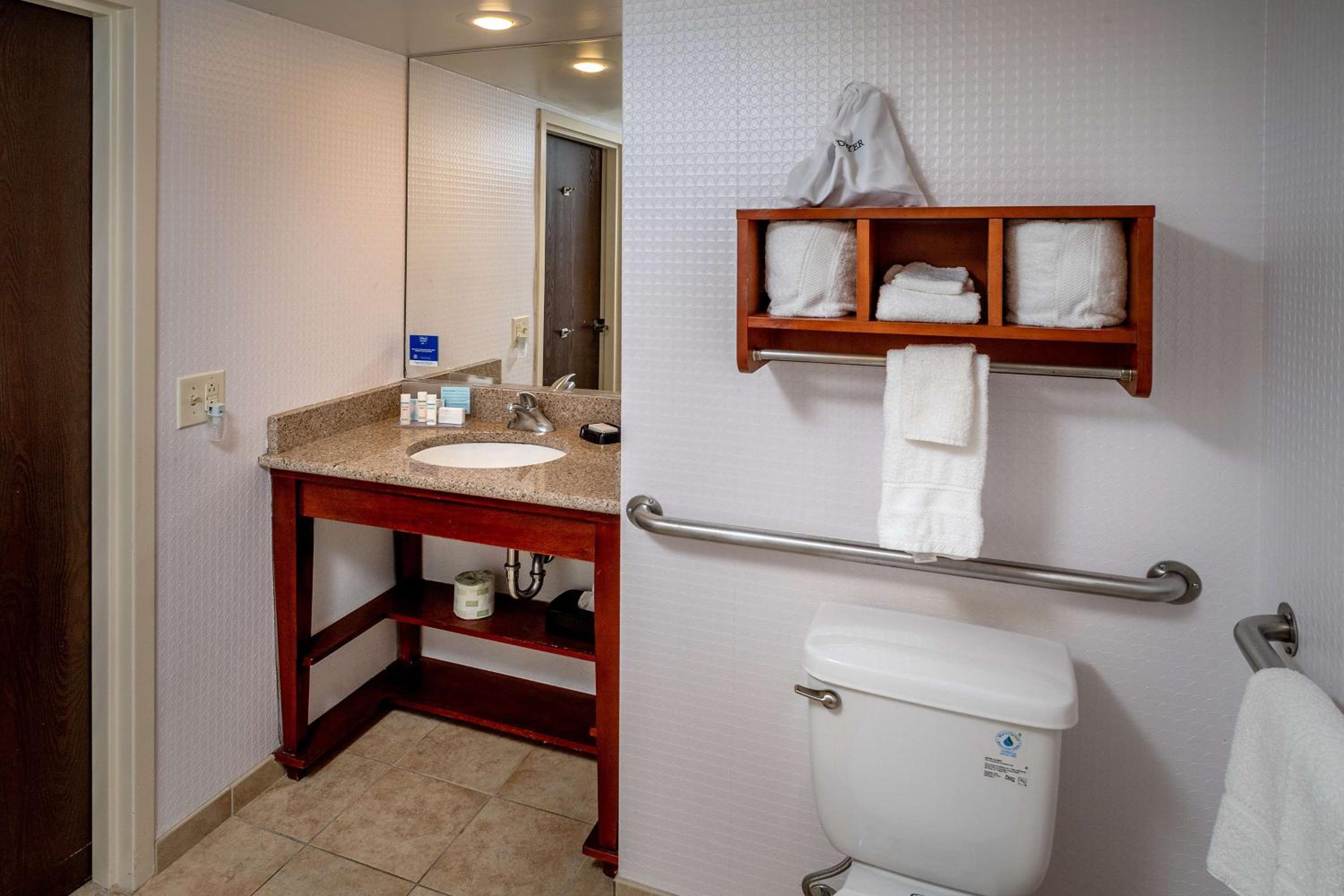 Queen Room with Mobility Access/Non-Smoking - Photo 6