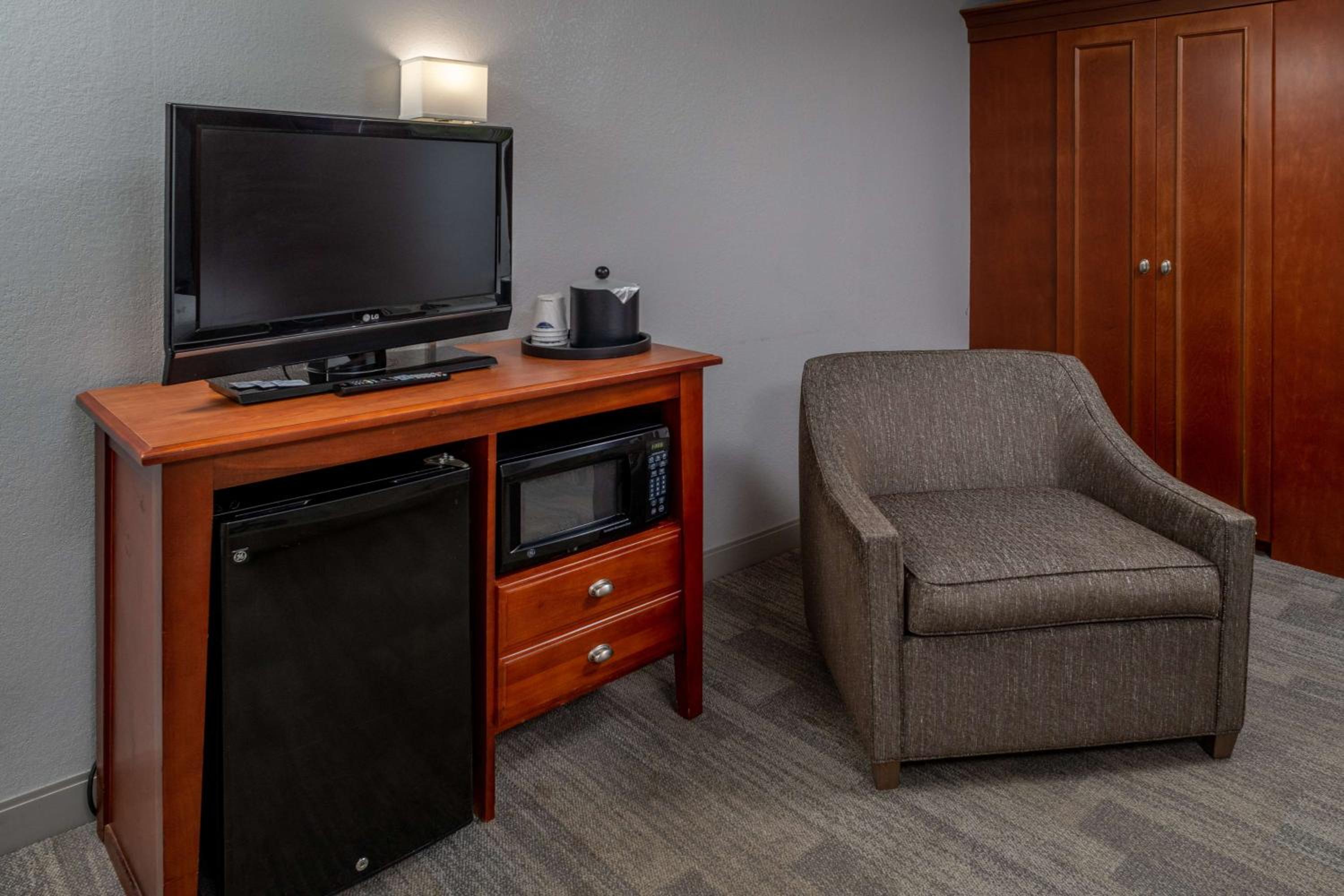 King Room with Sofa Bed and Study - Non-Smoking - Photo 1