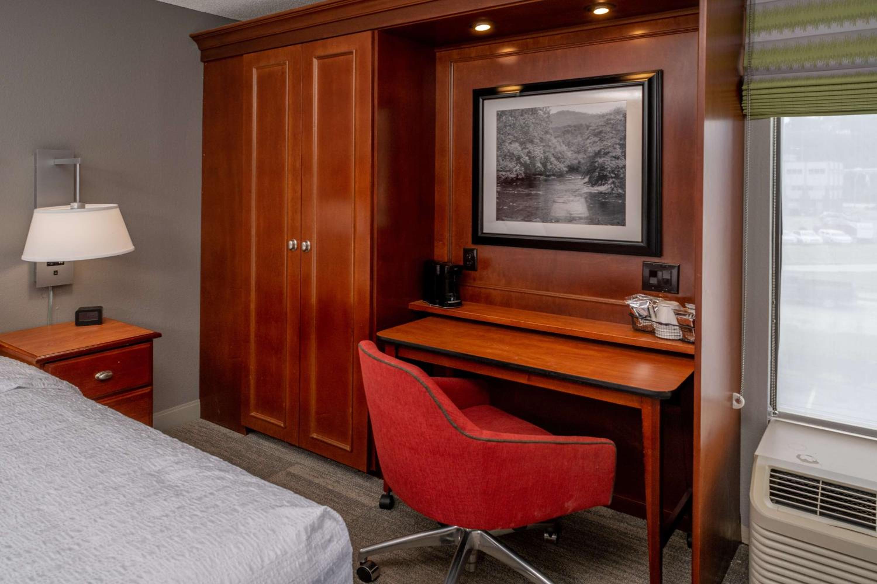 Queen Room with Mobility Access/Non-Smoking - Photo 3