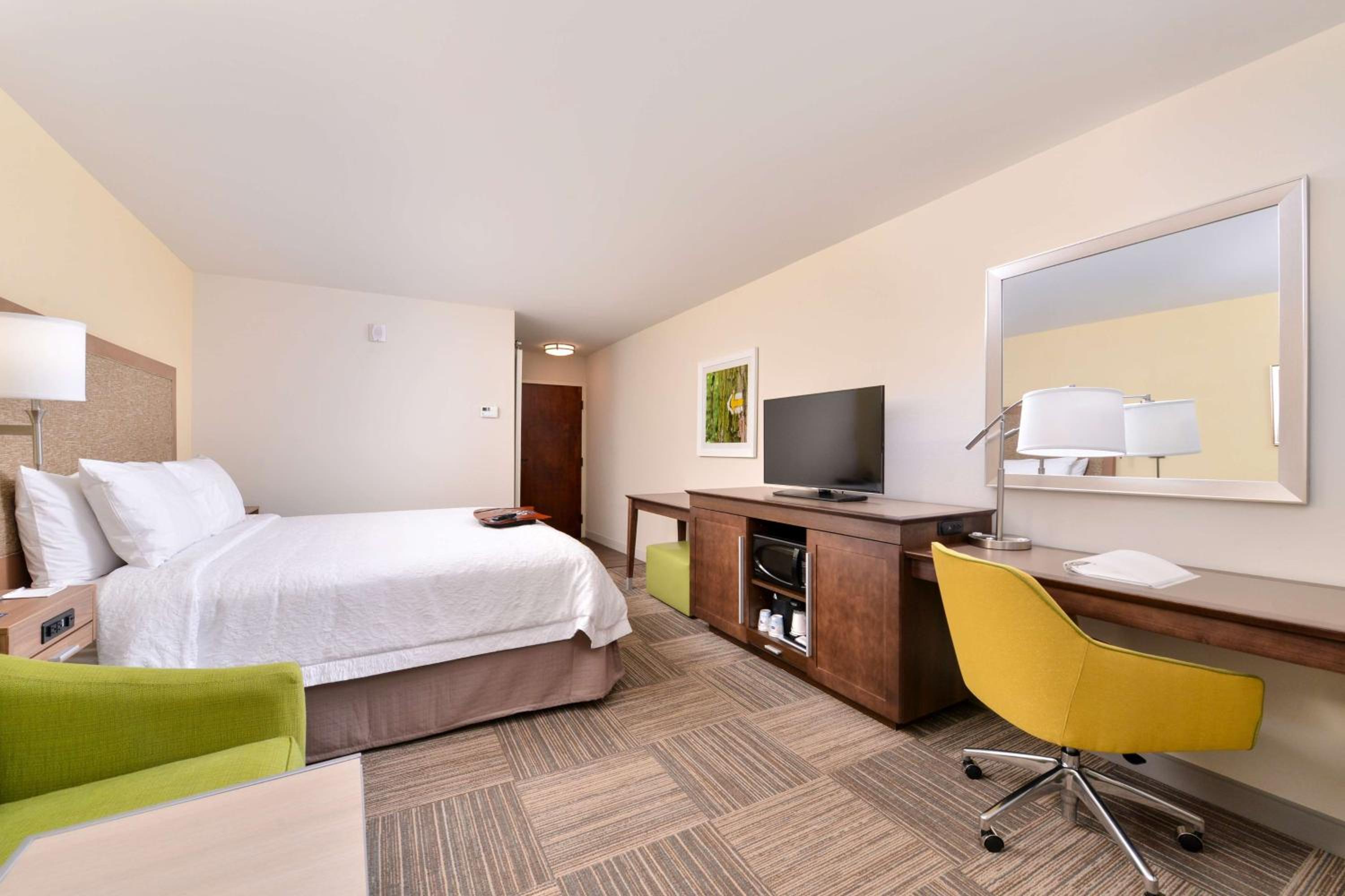 King Room with Sofa Bed - Photo 4
