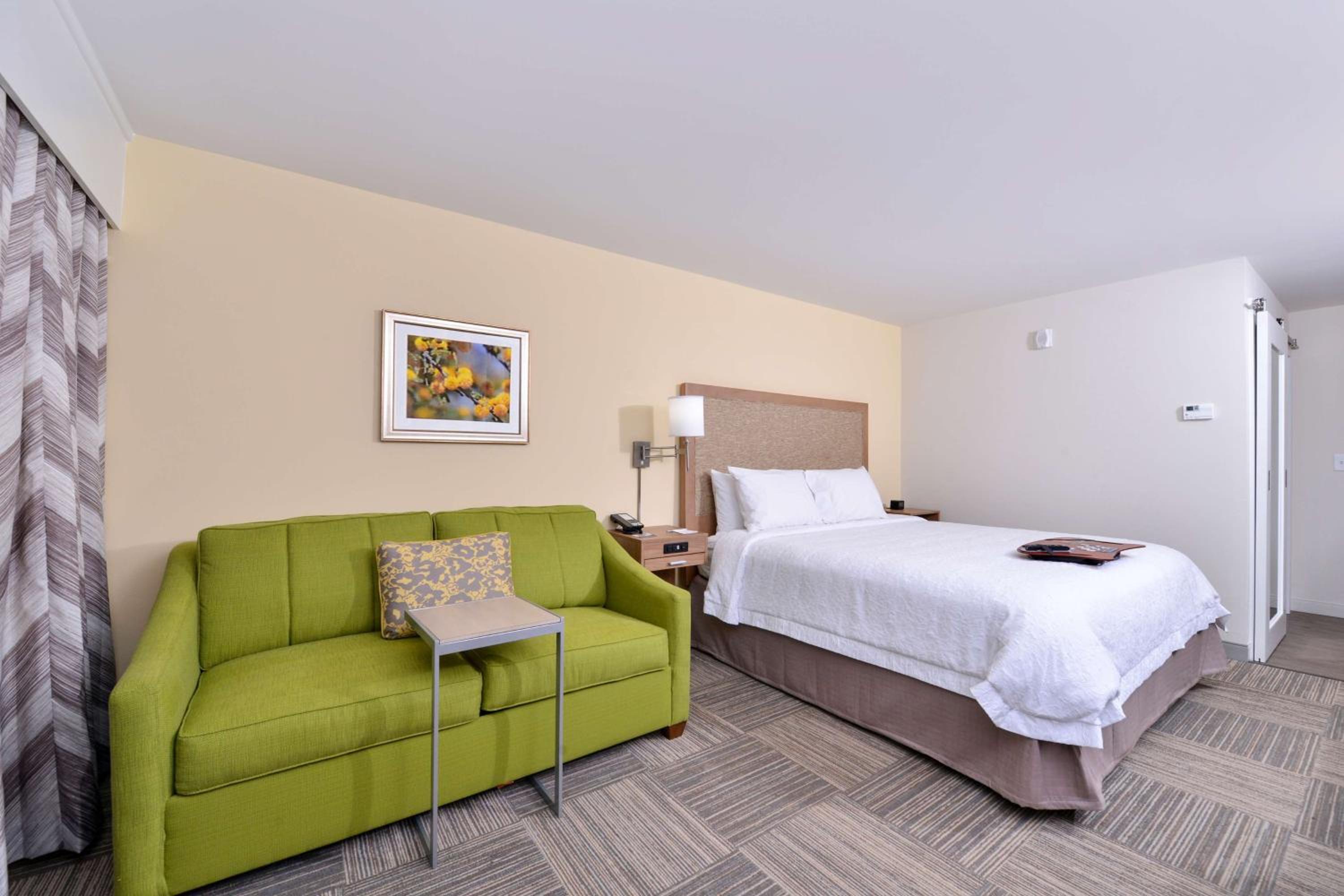 King Room with Sofa Bed - Photo 3