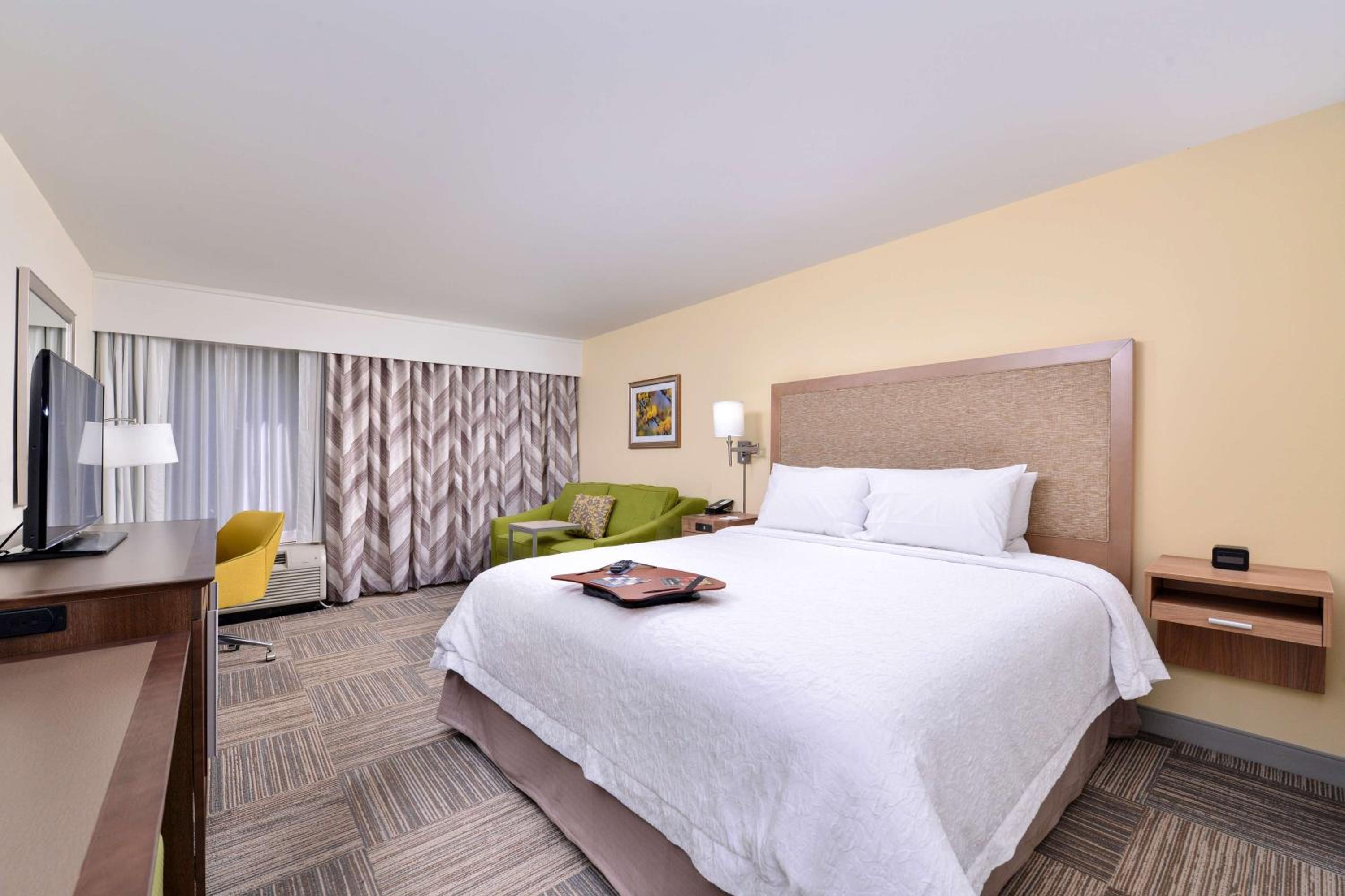 King Room with Sofa Bed - Photo 5