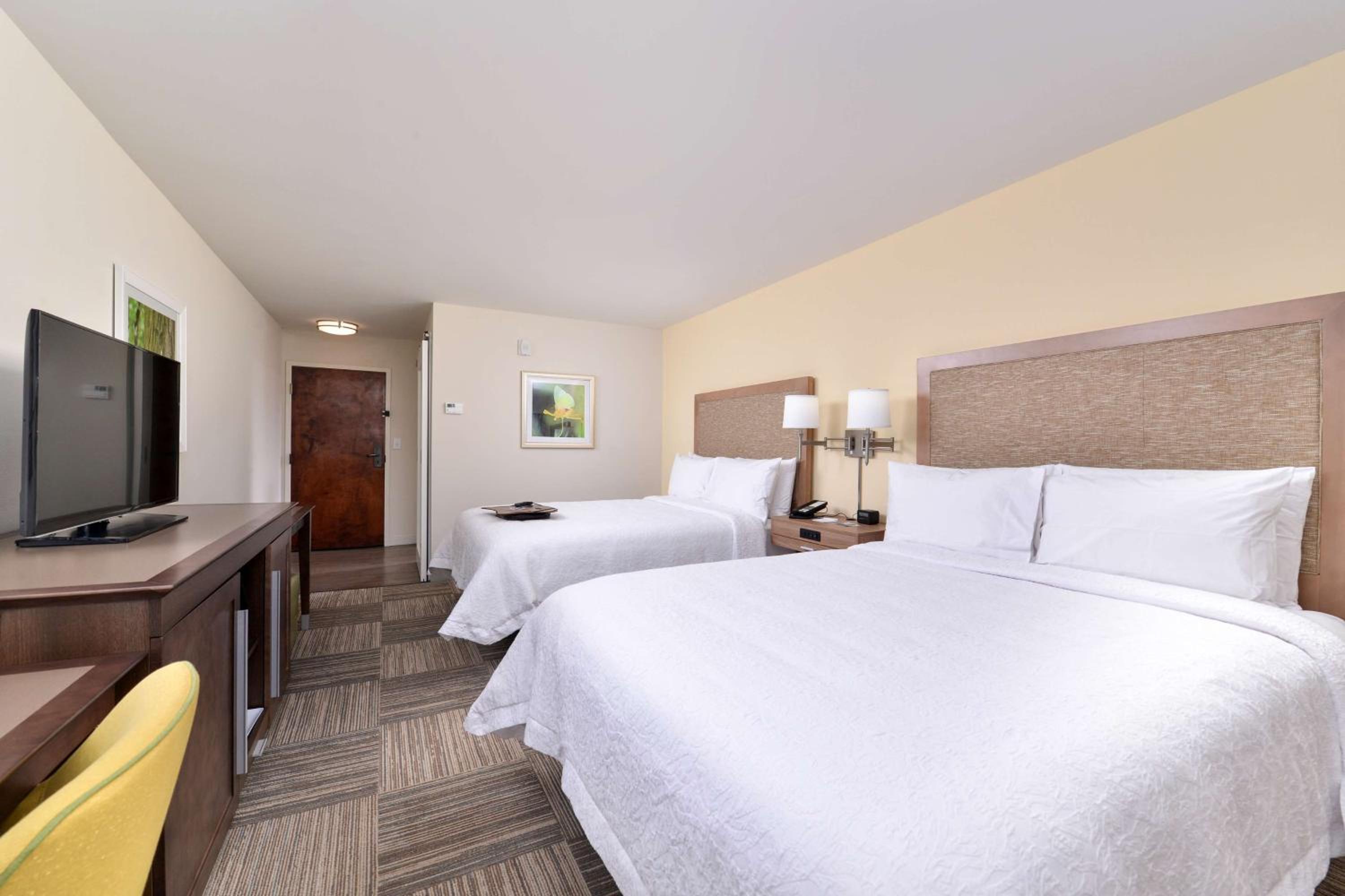 Queen Room with Two Queen Beds (4 Adults) - Photo 2